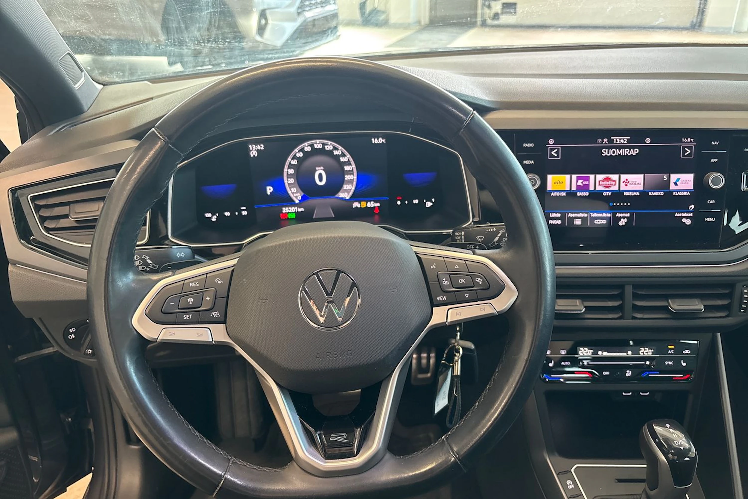 harmaa Volkswagen Taigo 2022 kuva 33.