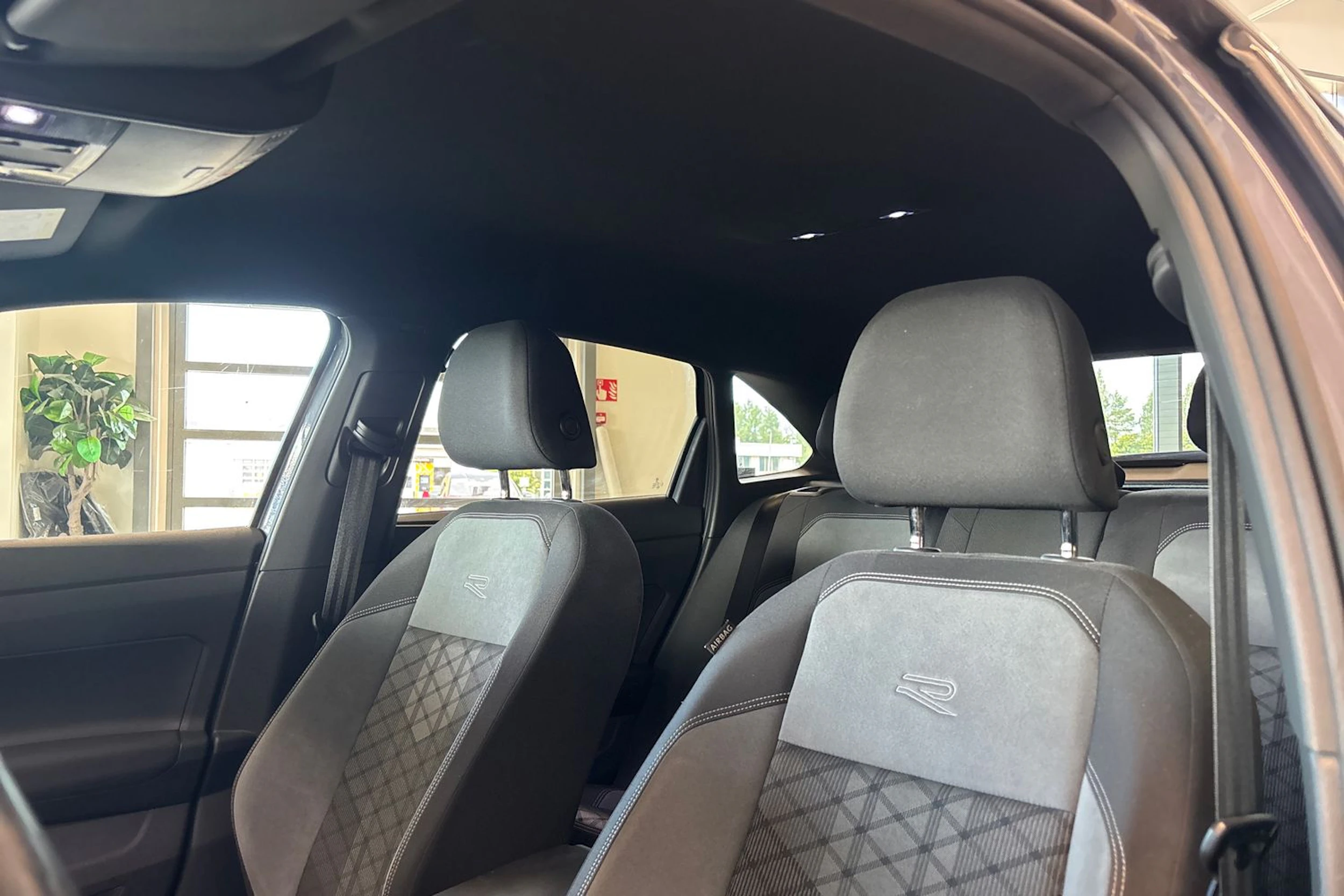 harmaa Volkswagen Taigo 2022 kuva 35.