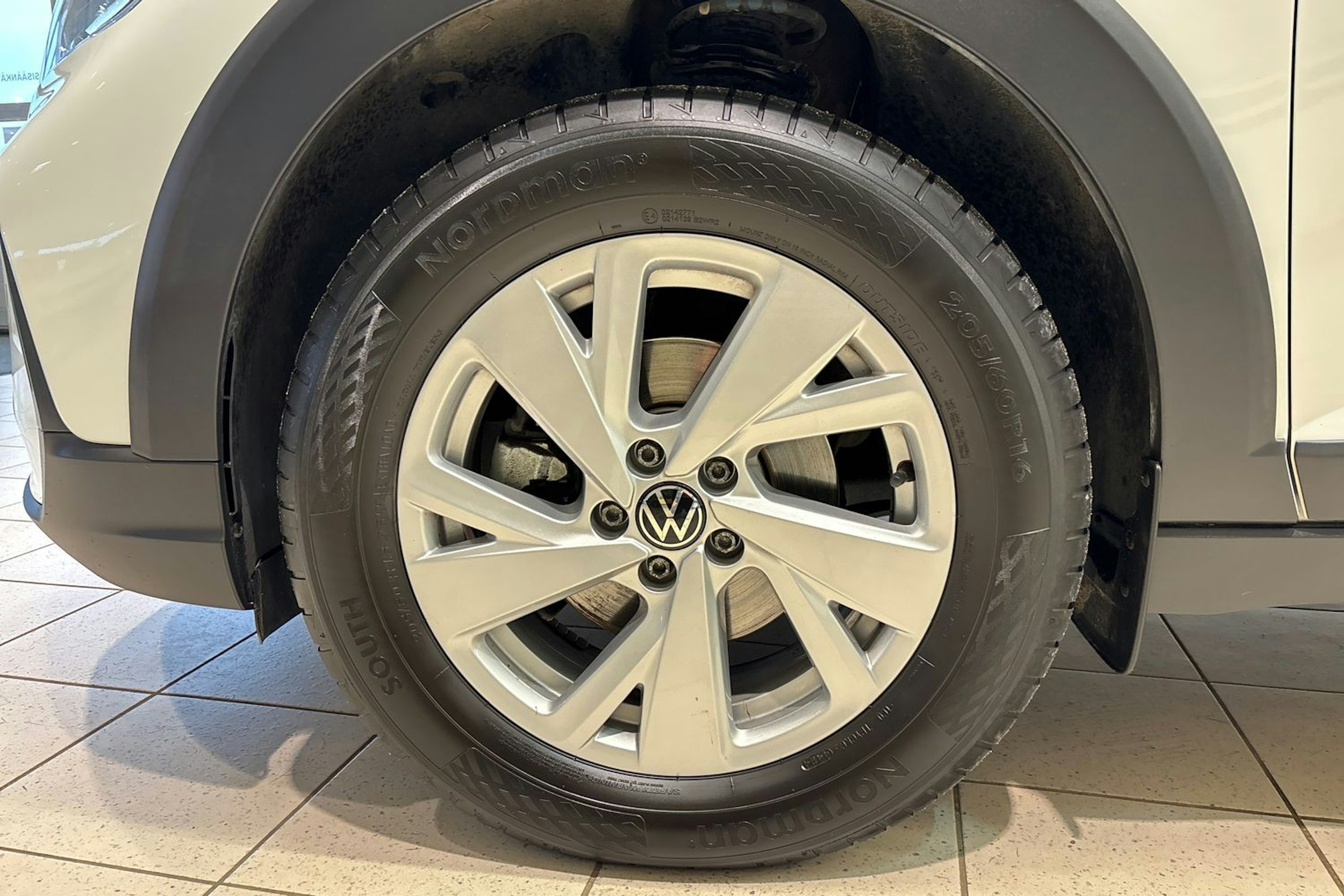 Valkoinen Volkswagen Taigo 2023 kuva 11.