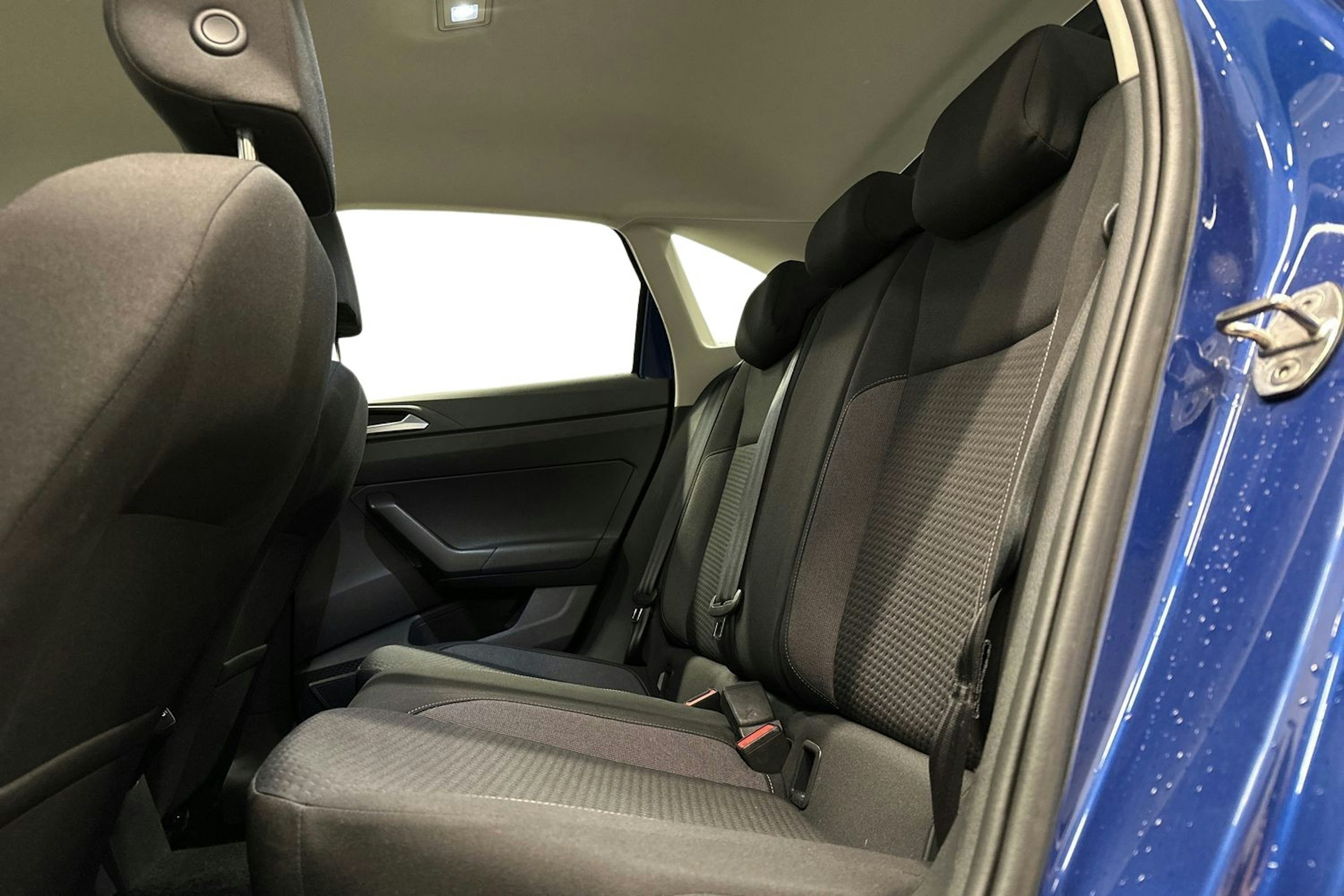 sininen Volkswagen Taigo 2023 kuva 8.