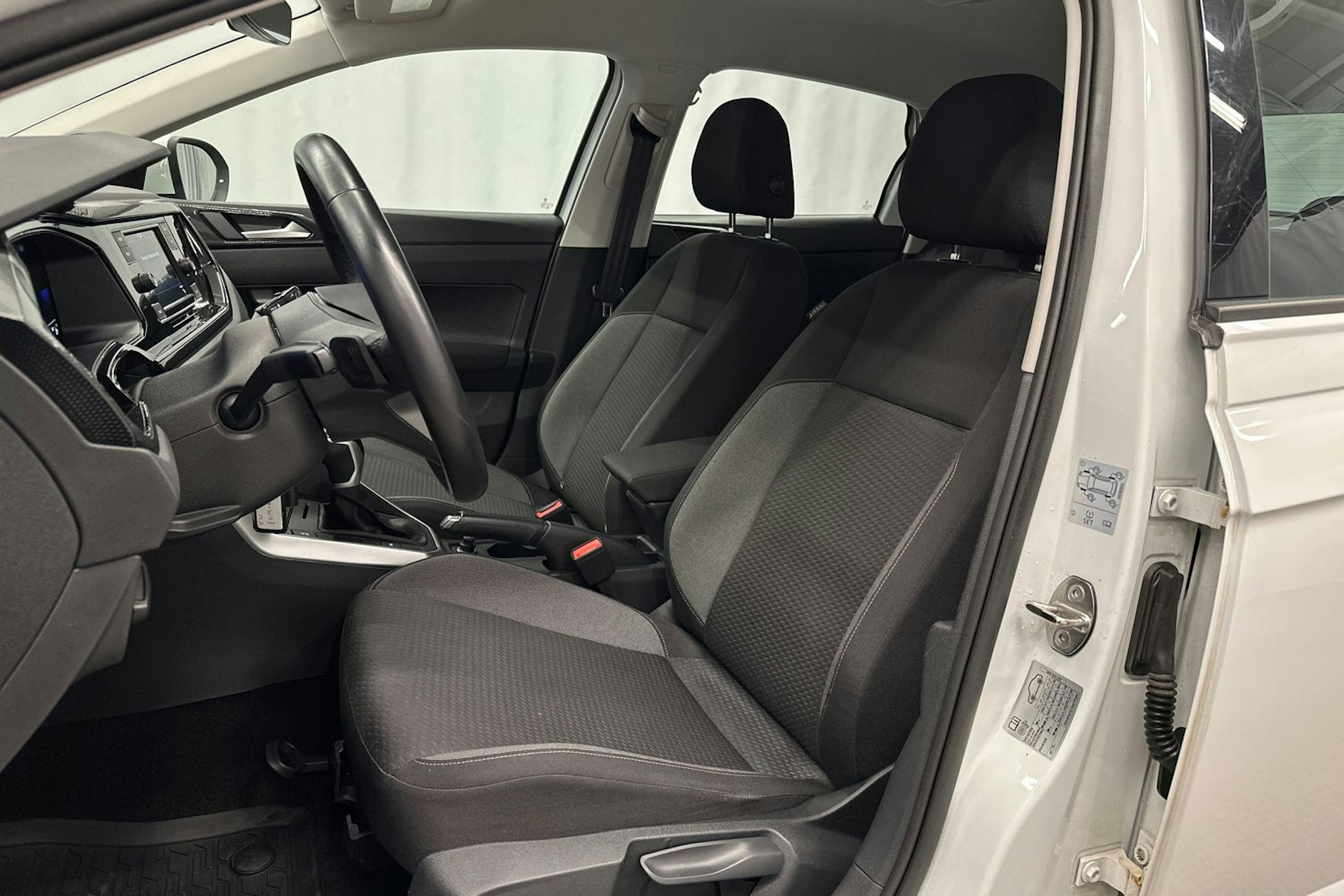 valkoinen Volkswagen Taigo 2023 kuva 15.