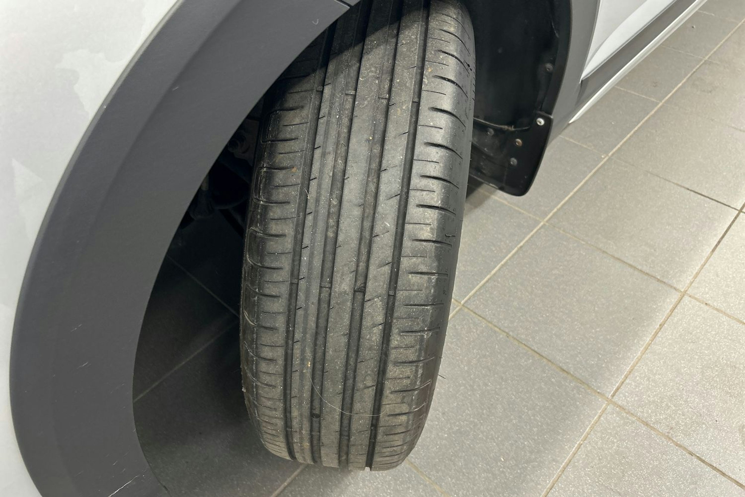 harmaa Volkswagen Taigo 2023 kuva 13.