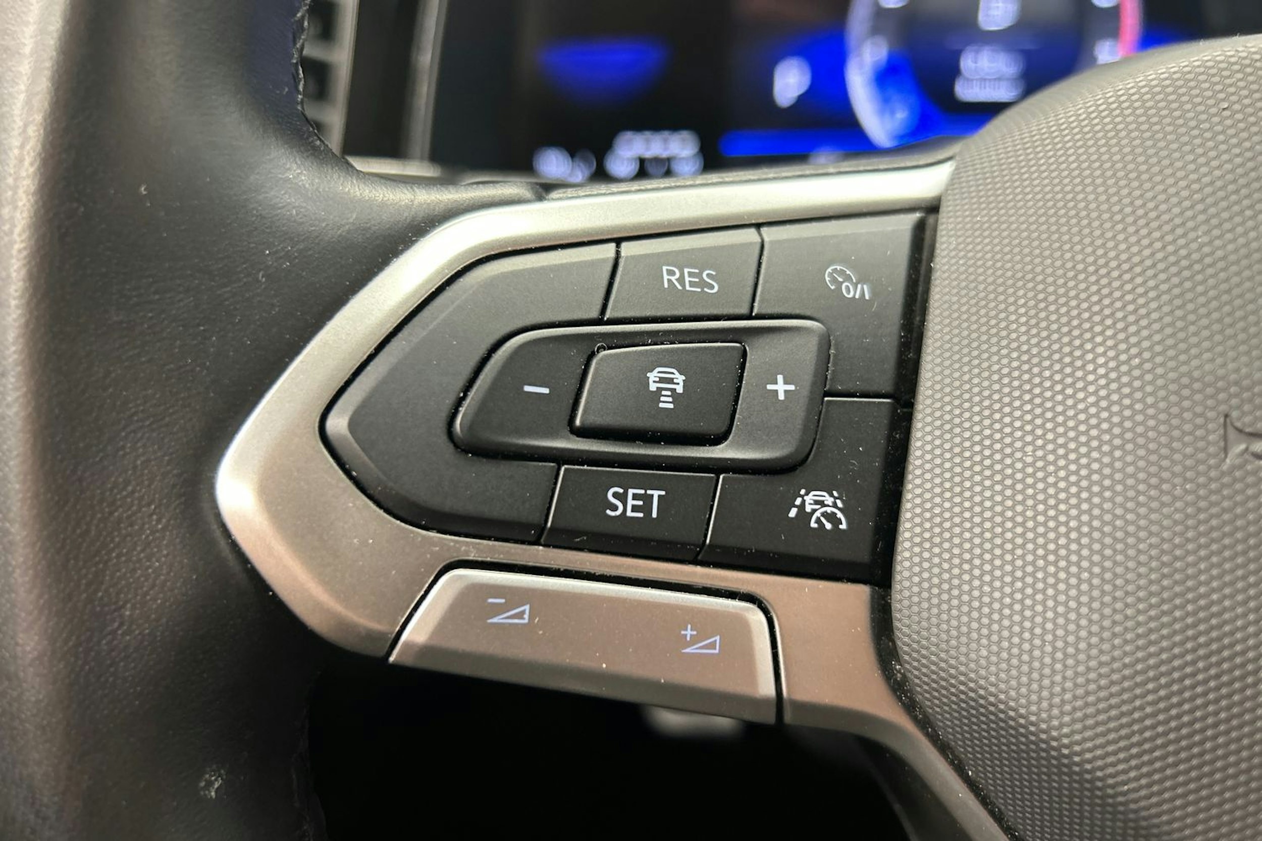 harmaa Volkswagen Taigo 2023 kuva 17.
