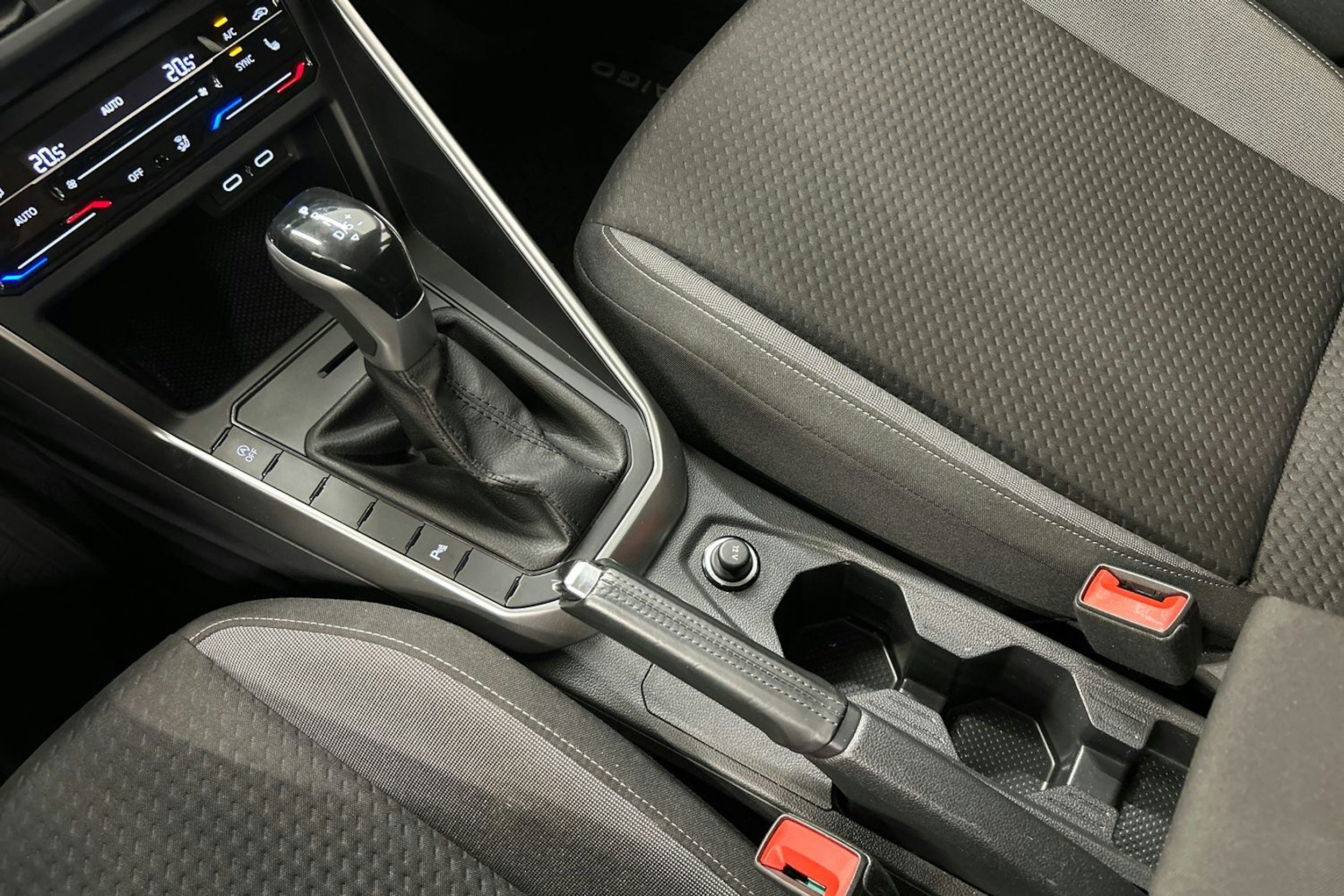 harmaa Volkswagen Taigo 2023 kuva 22.