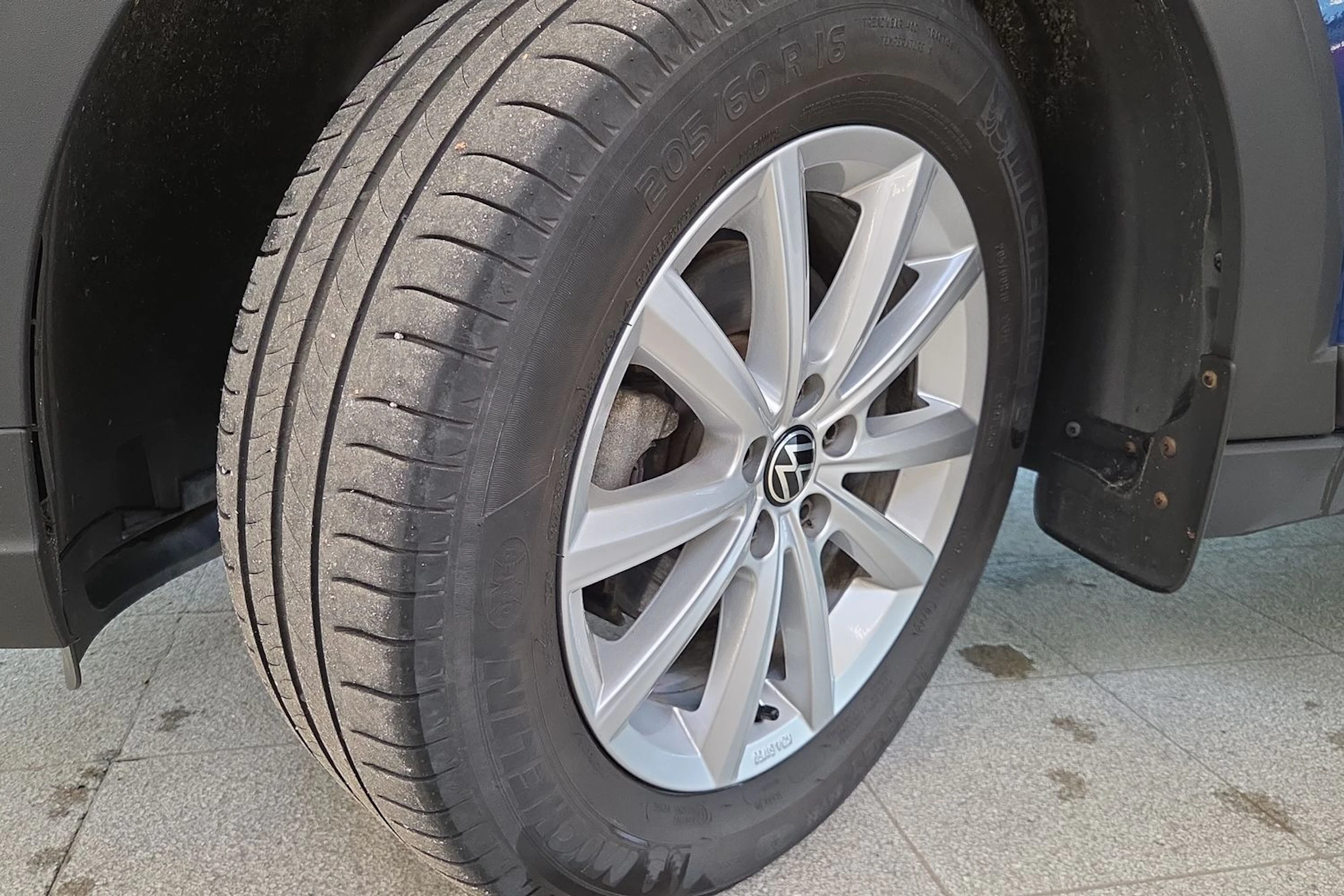 Sininen Volkswagen Taigo 2023 kuva 13.