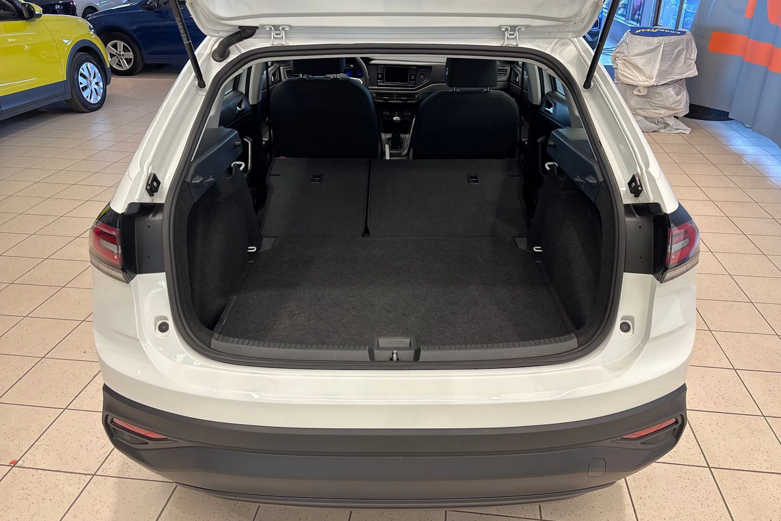 Valkoinen Volkswagen Taigo 2023 kuva 17.