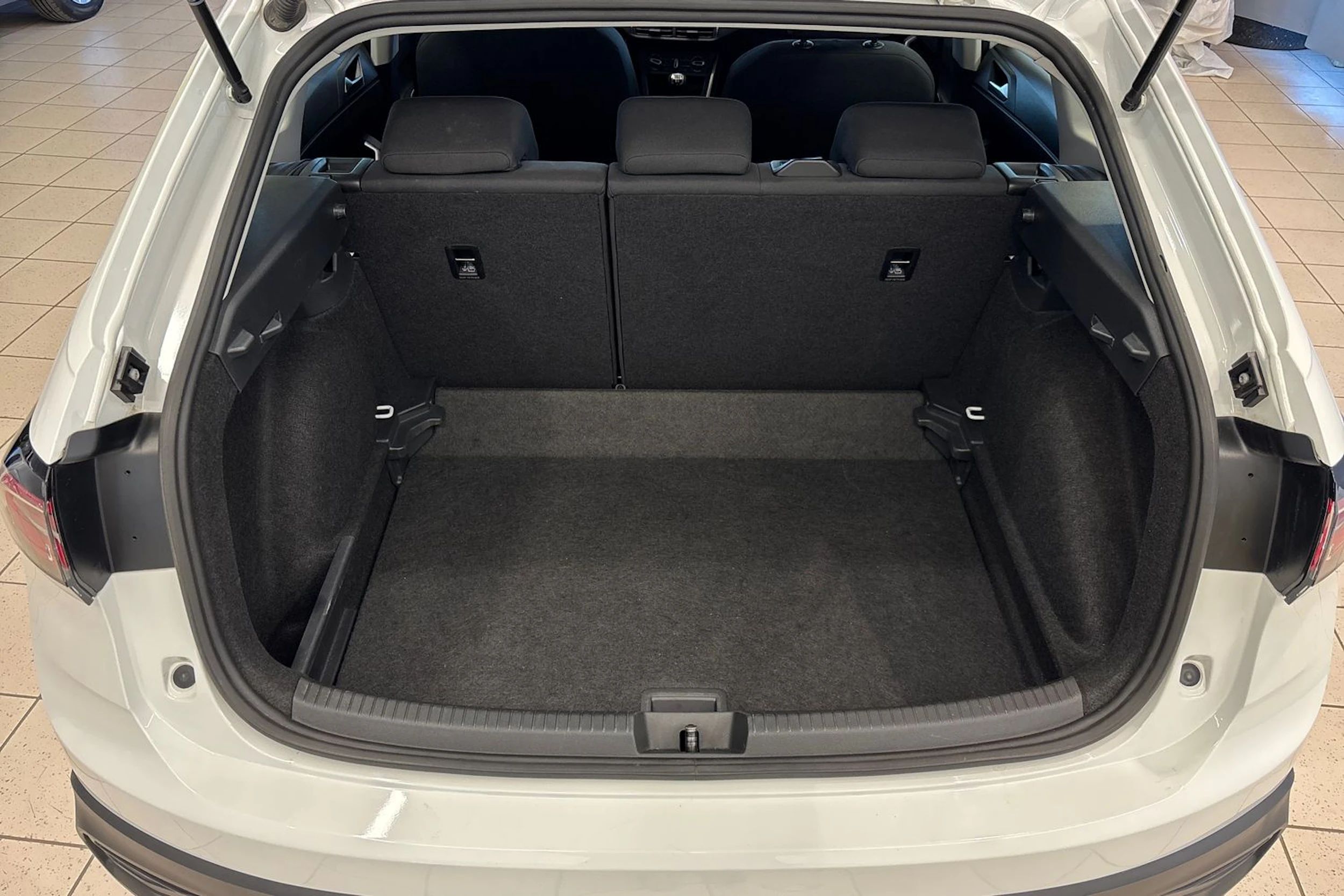 Valkoinen Volkswagen Taigo 2023 kuva 18.