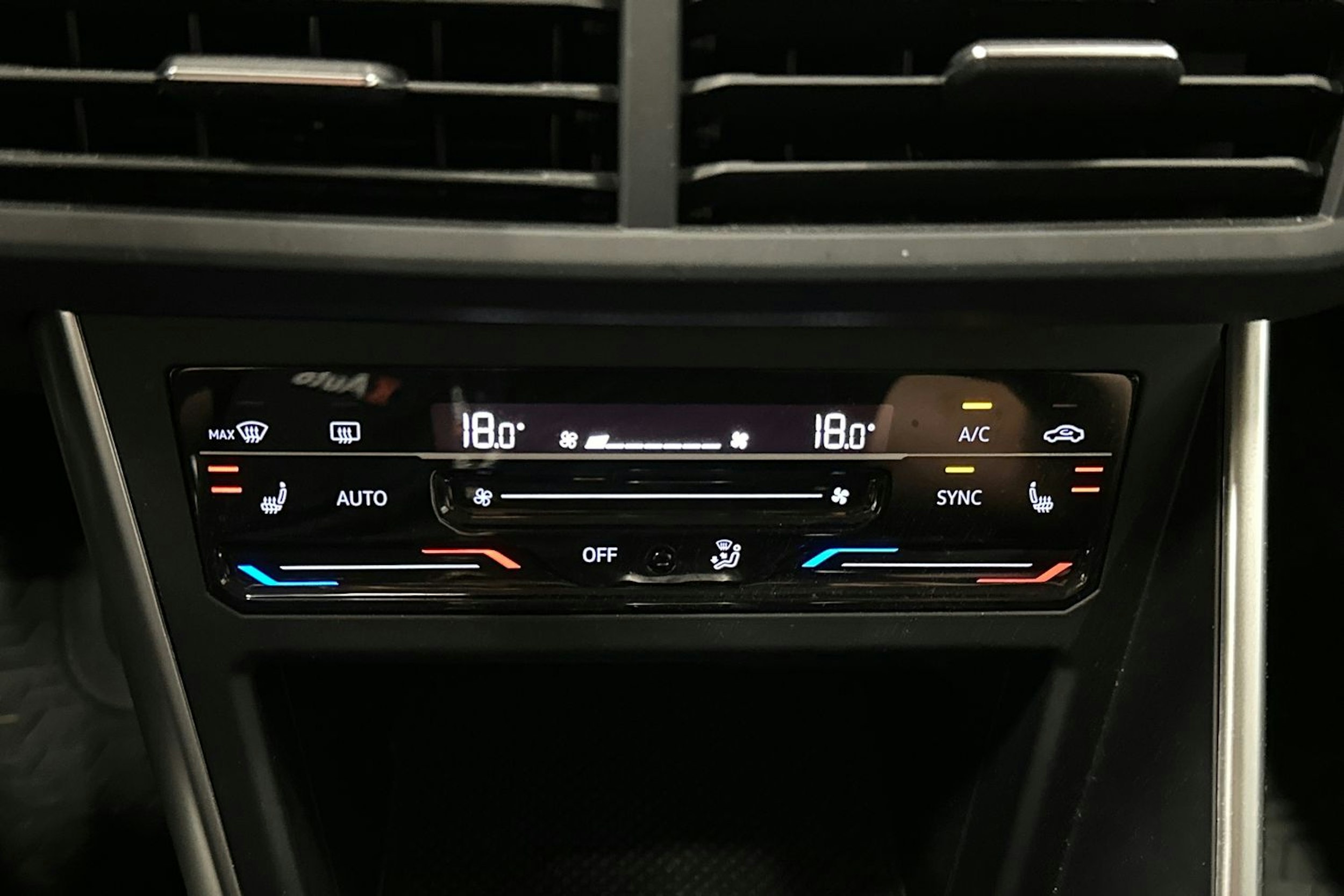 sininen Volkswagen Taigo 2023 kuva 21.