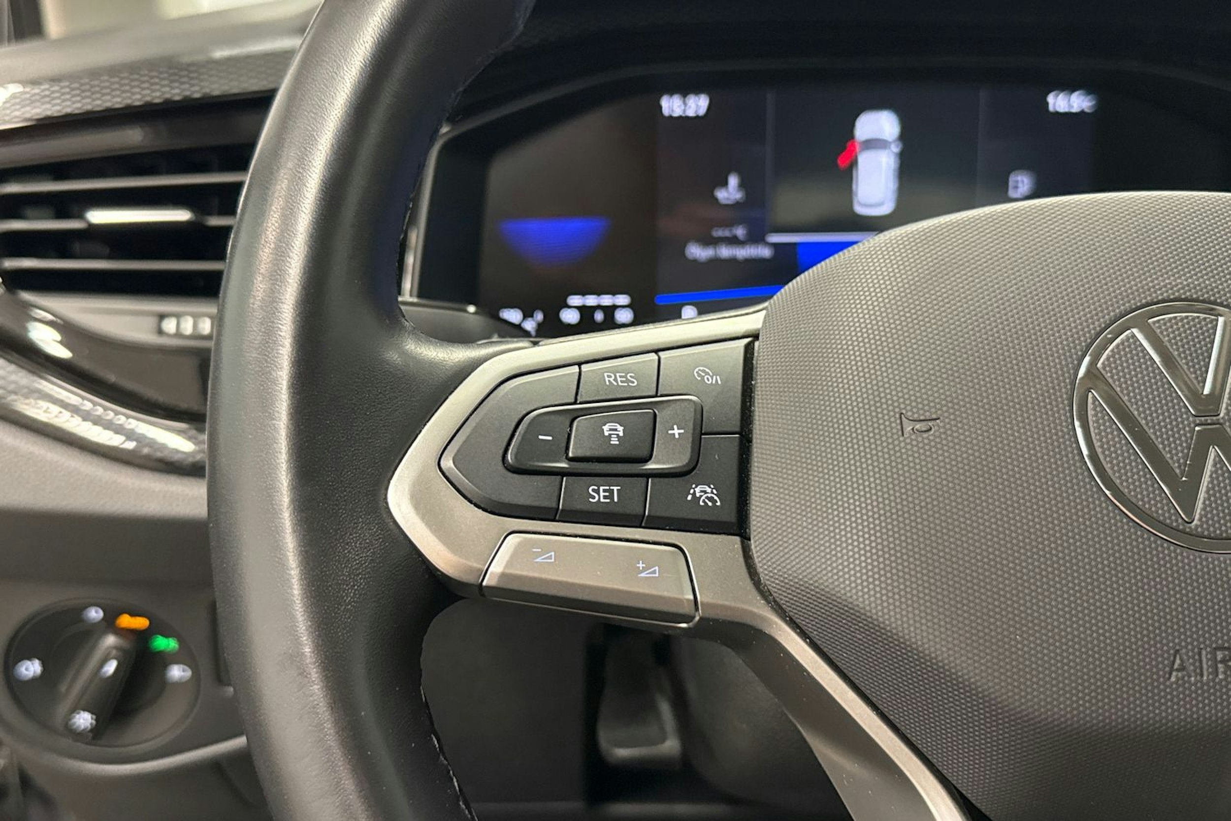 harmaa Volkswagen Taigo 2023 kuva 15.