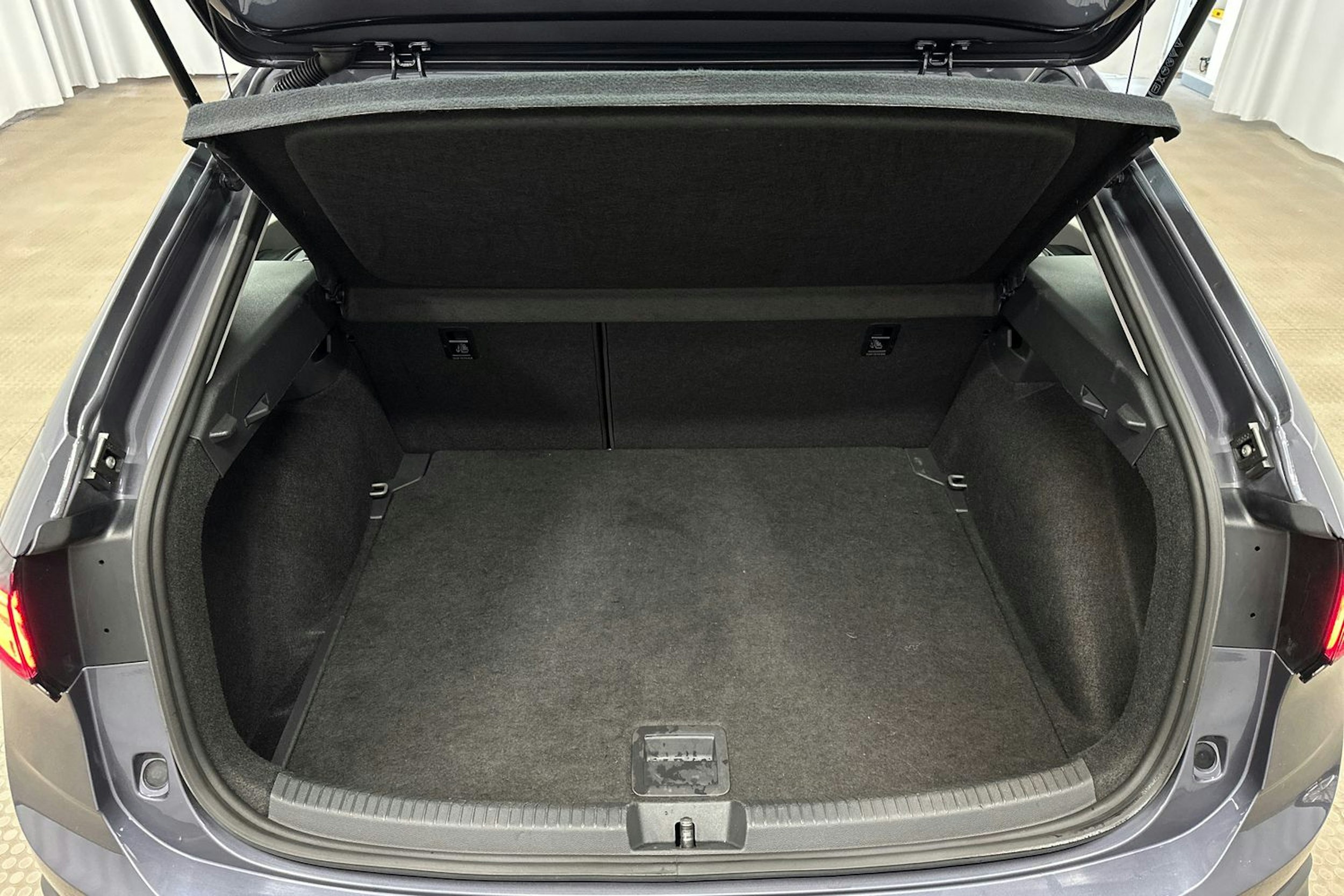 harmaa Volkswagen Taigo 2023 kuva 14.
