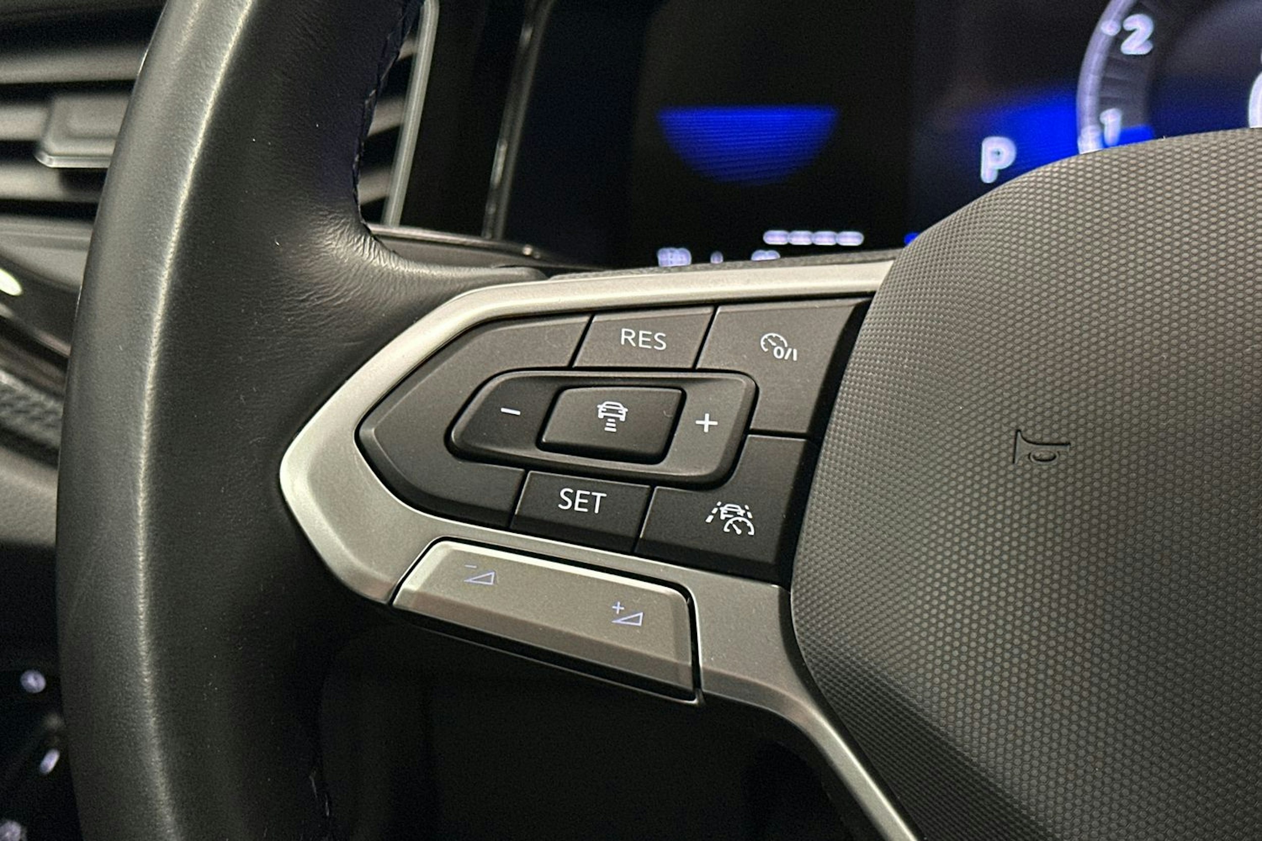harmaa Volkswagen Taigo 2023 kuva 16.