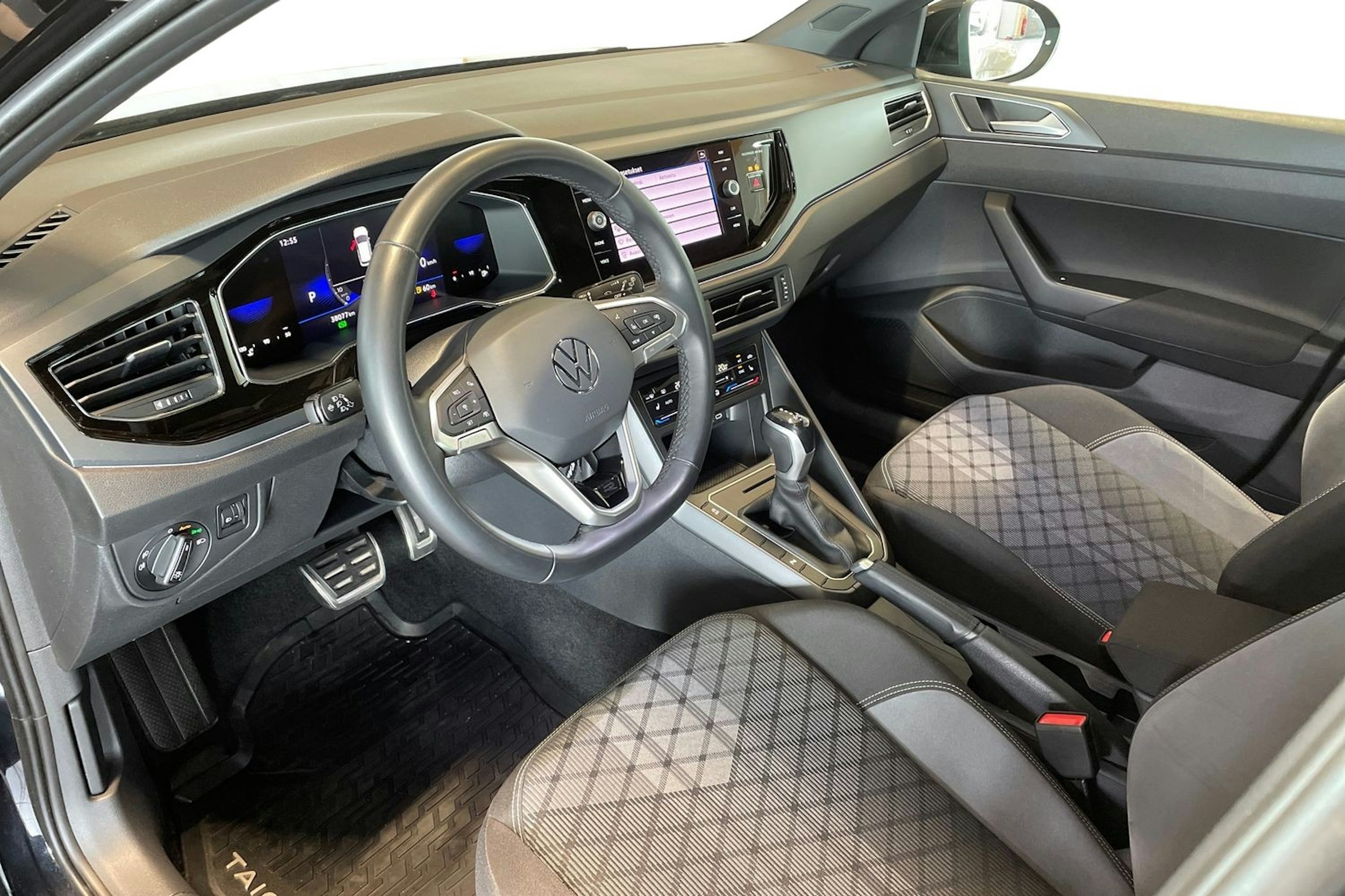 musta Volkswagen Taigo 2023 kuva 7.