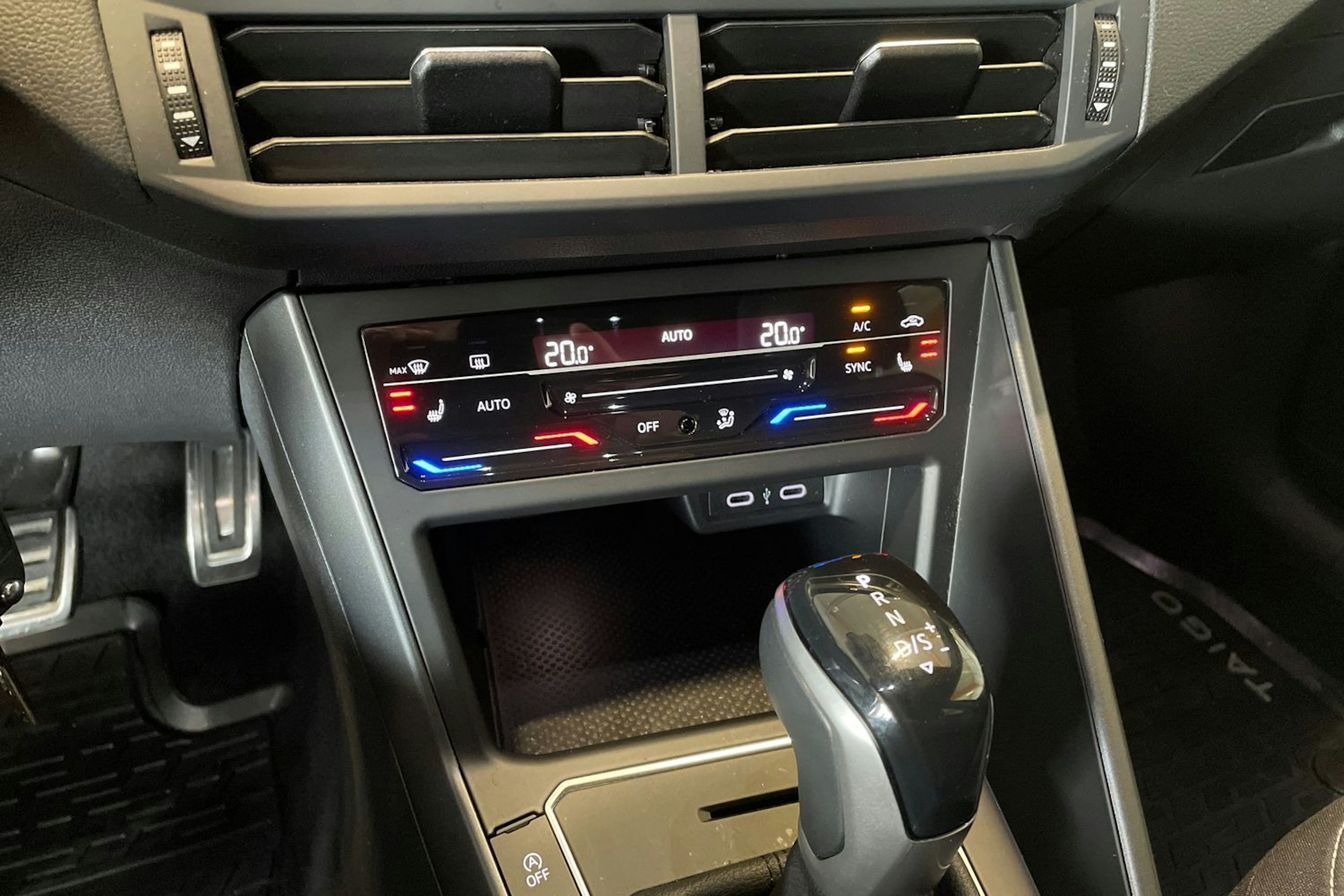 musta Volkswagen Taigo 2023 kuva 25.