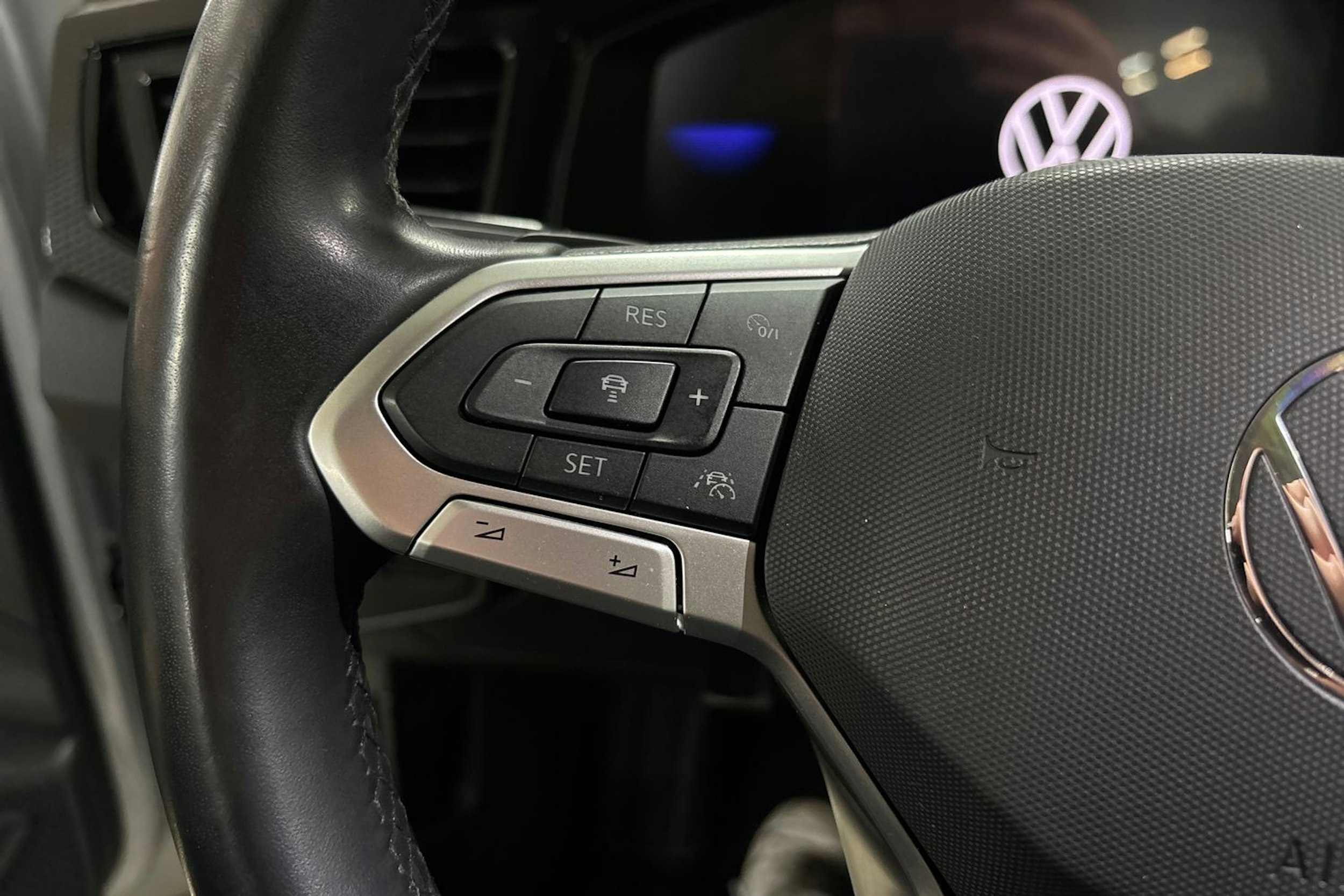harmaa Volkswagen Taigo 2023 kuva 13.