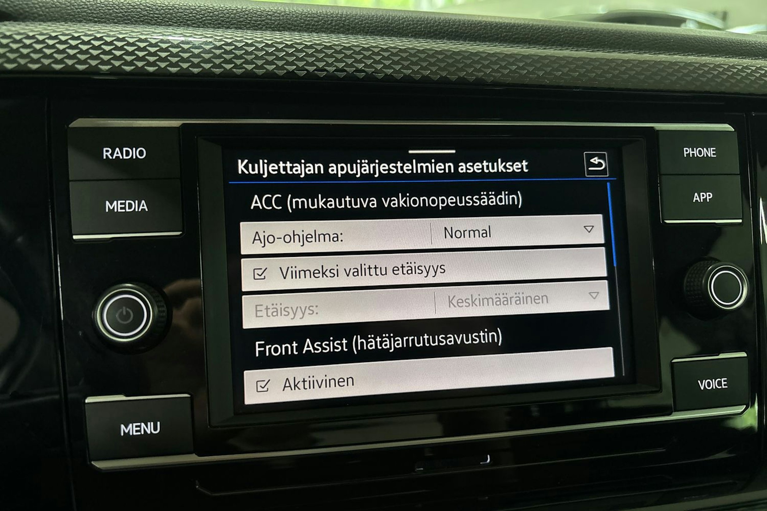 harmaa Volkswagen Taigo 2023 kuva 18.