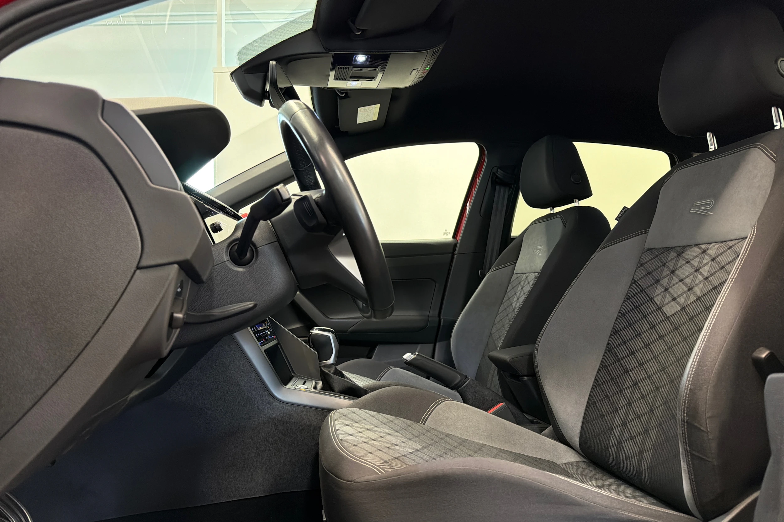 punainen Volkswagen Taigo 2023 kuva 12.