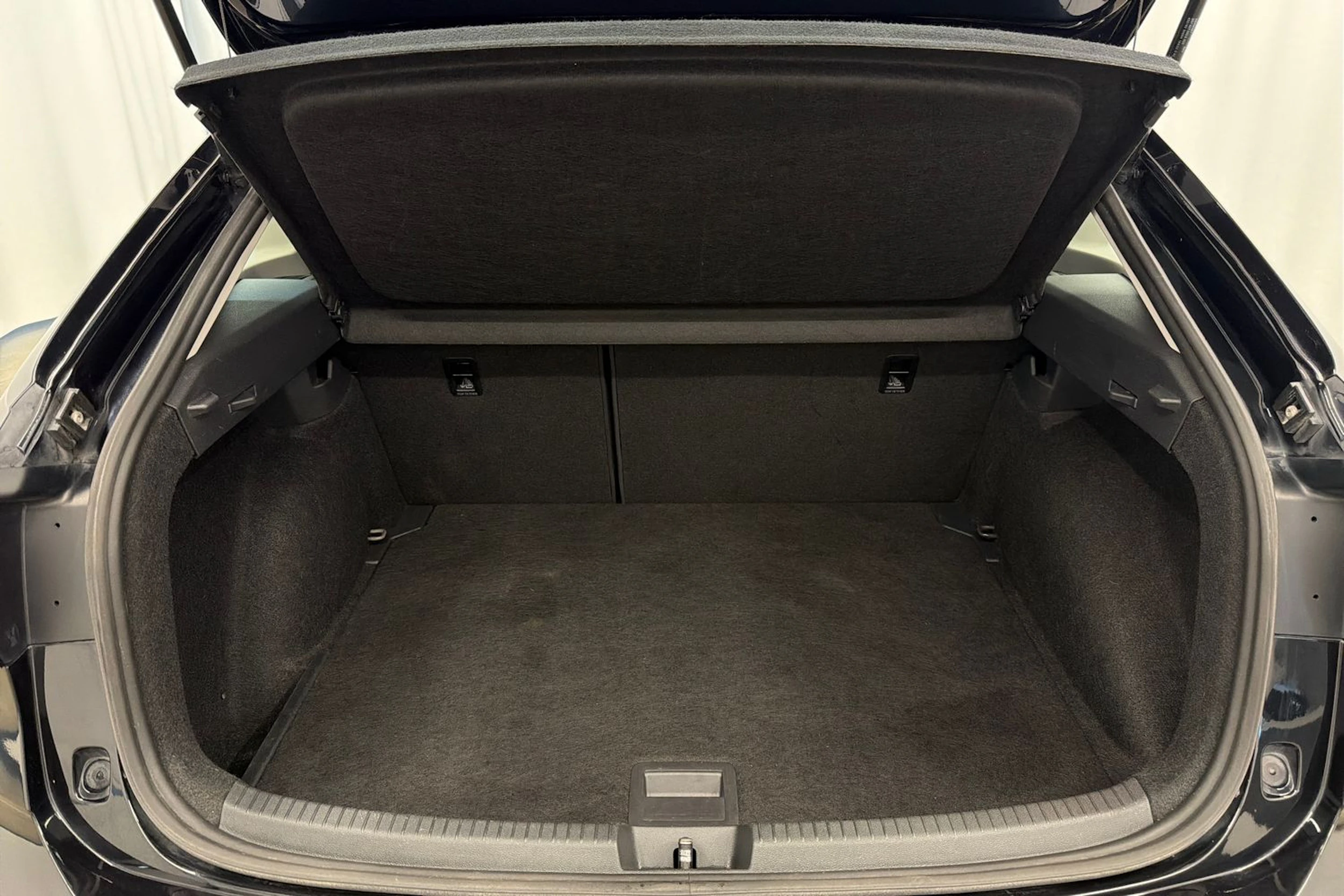 musta Volkswagen Taigo 2023 kuva 13.