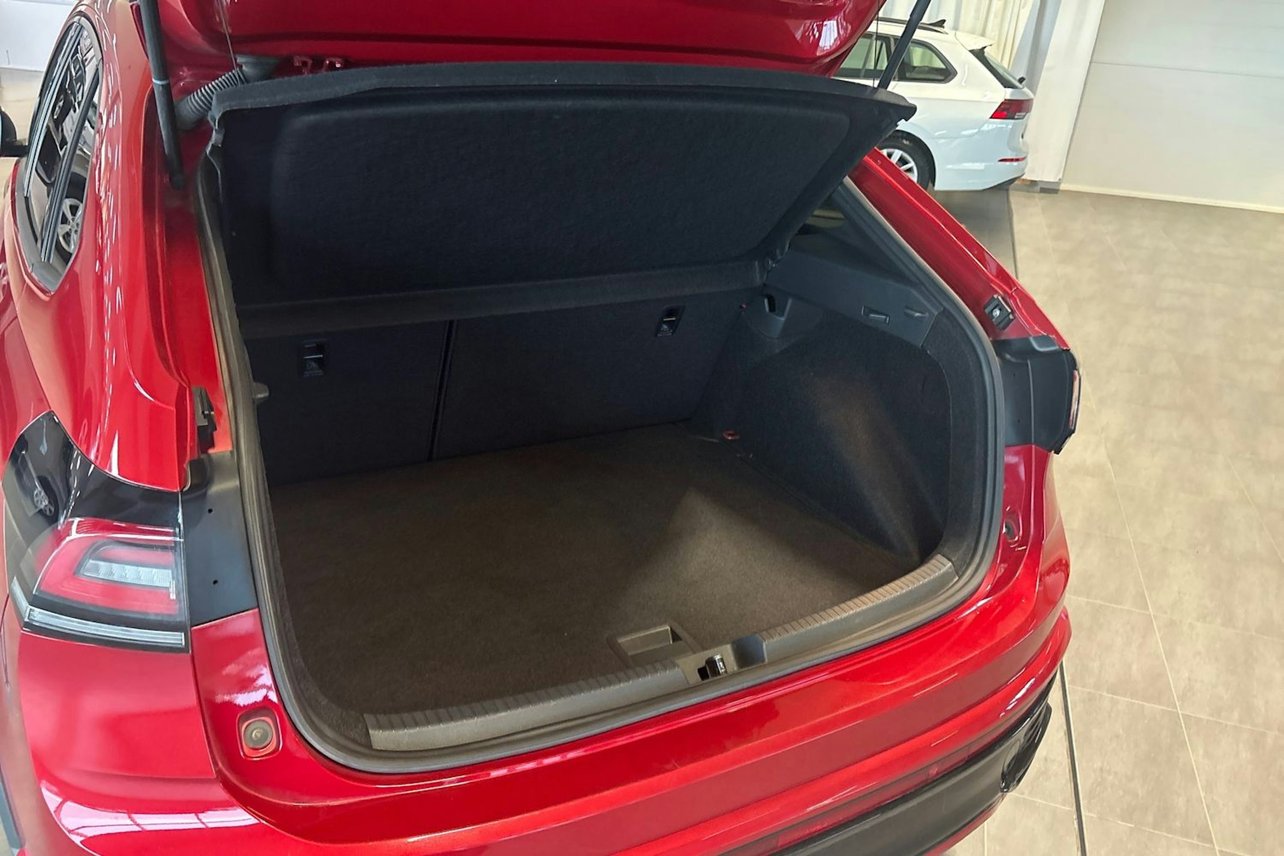 Punainen Volkswagen Taigo 2023 kuva 18.