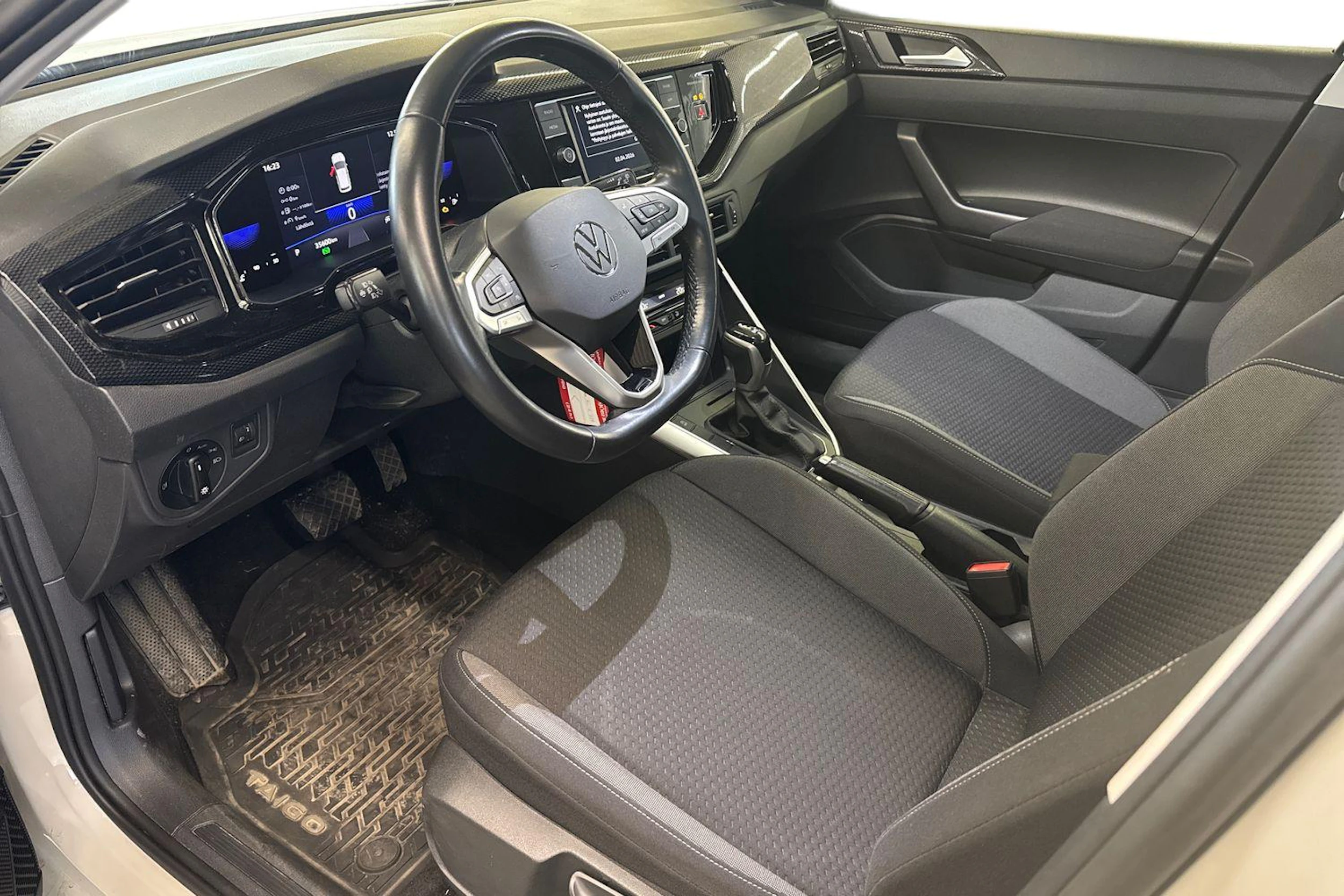 harmaa Volkswagen Taigo 2023 kuva 3.