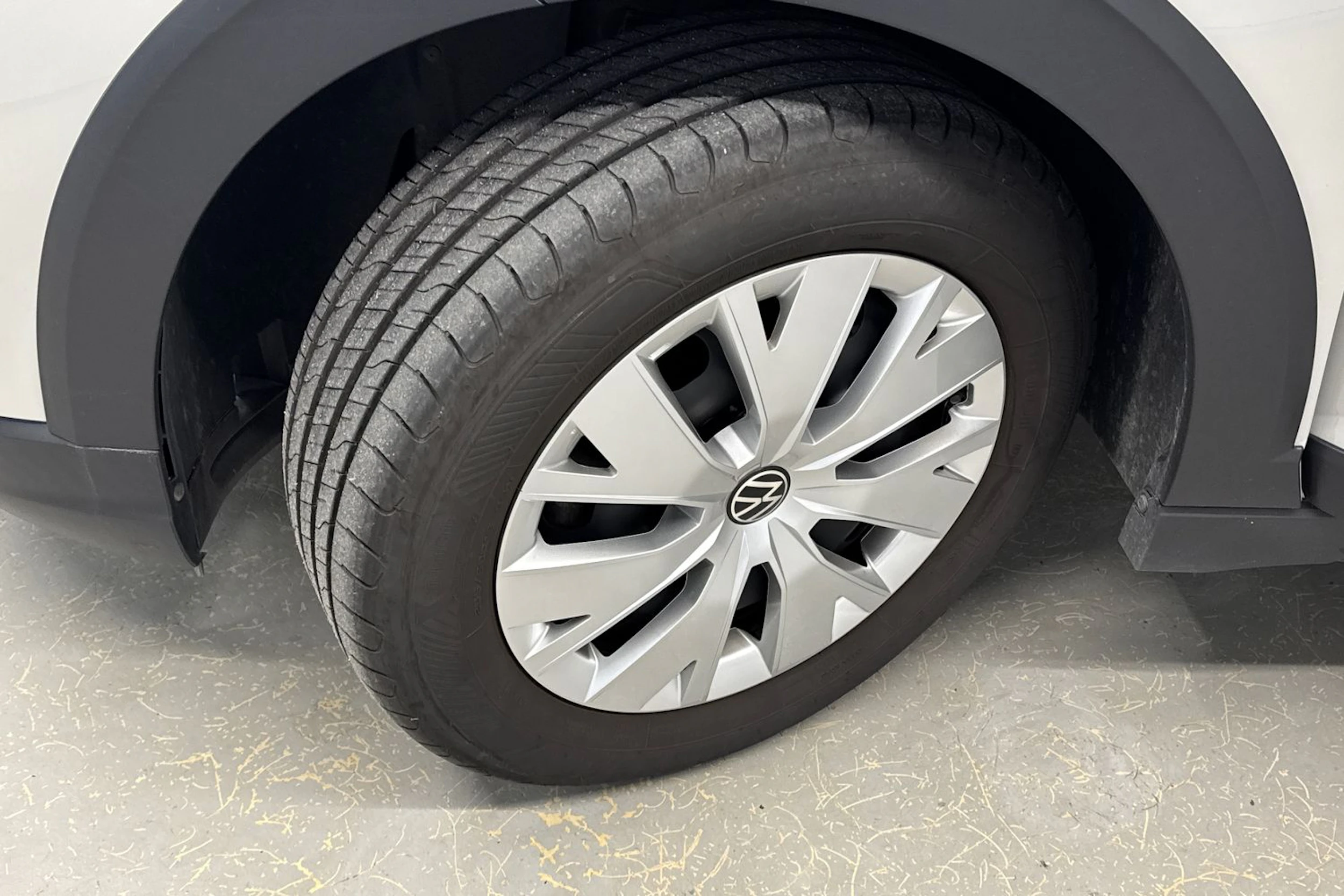 harmaa Volkswagen Taigo 2024 kuva 17.
