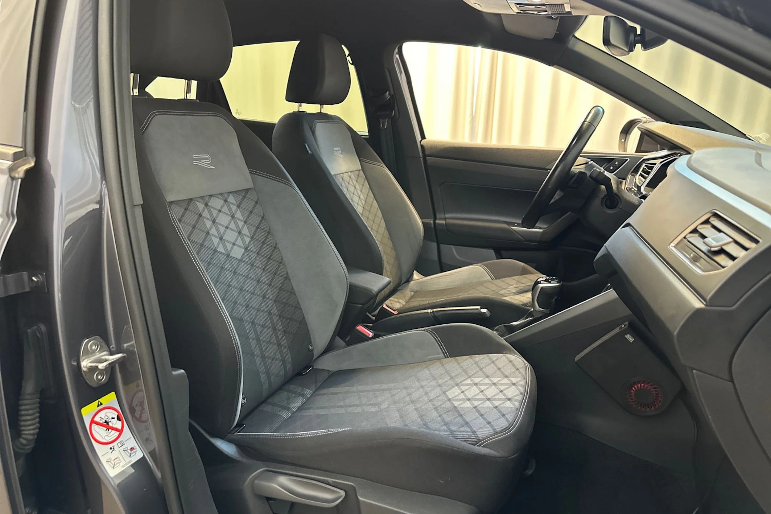 harmaa Volkswagen Taigo 2023 kuva 11.