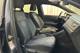 harmaa Volkswagen Taigo 2023 kuva 11.