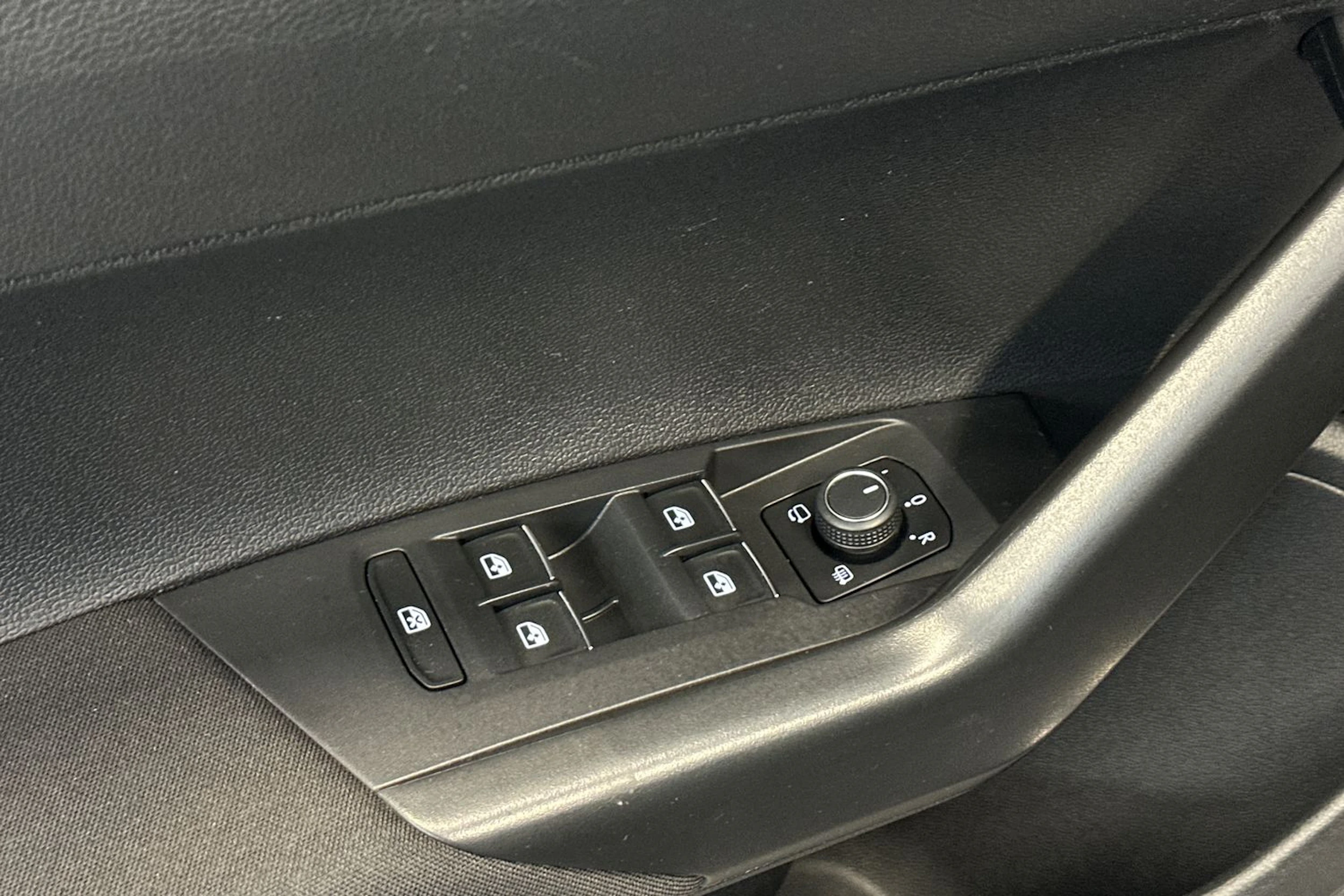 harmaa Volkswagen Taigo 2023 kuva 13.
