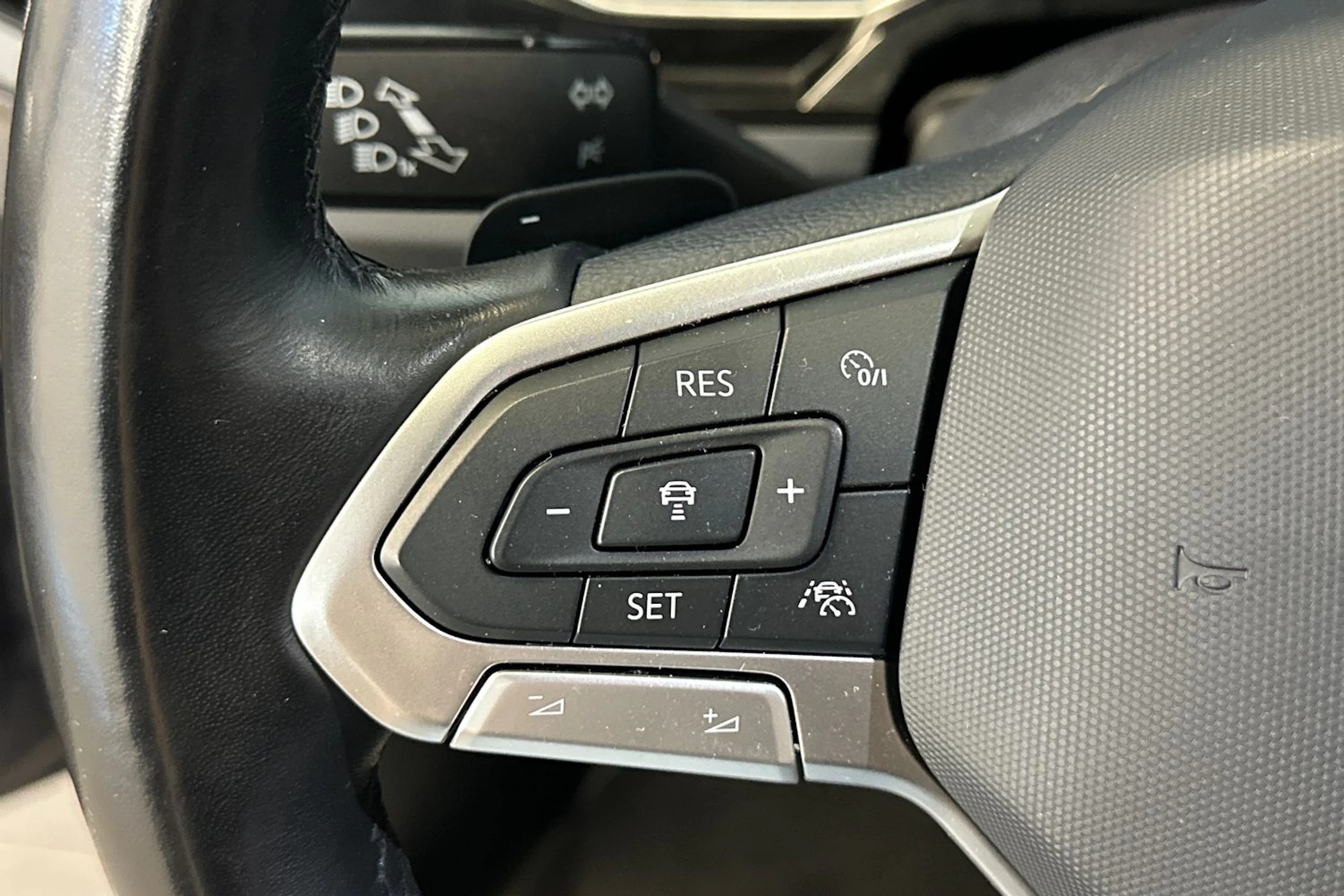 harmaa Volkswagen Taigo 2023 kuva 15.