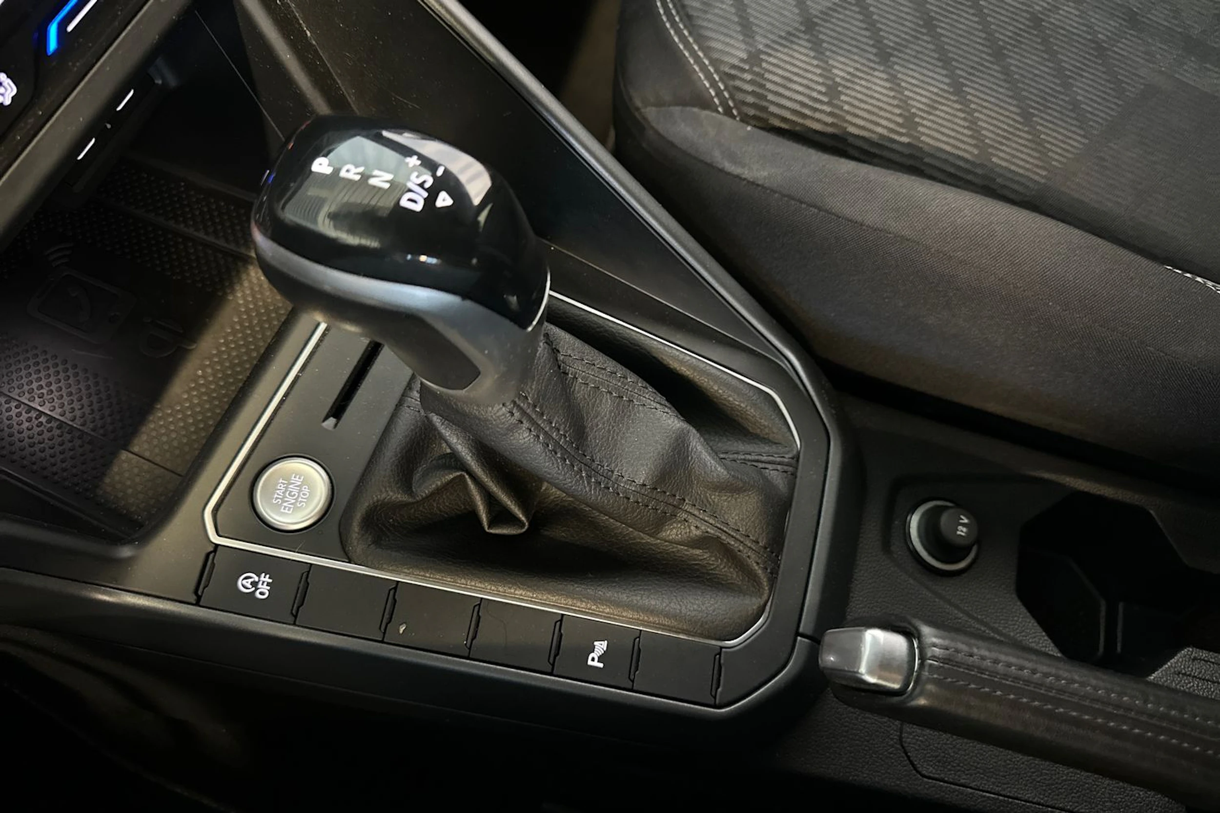 harmaa Volkswagen Taigo 2023 kuva 18.