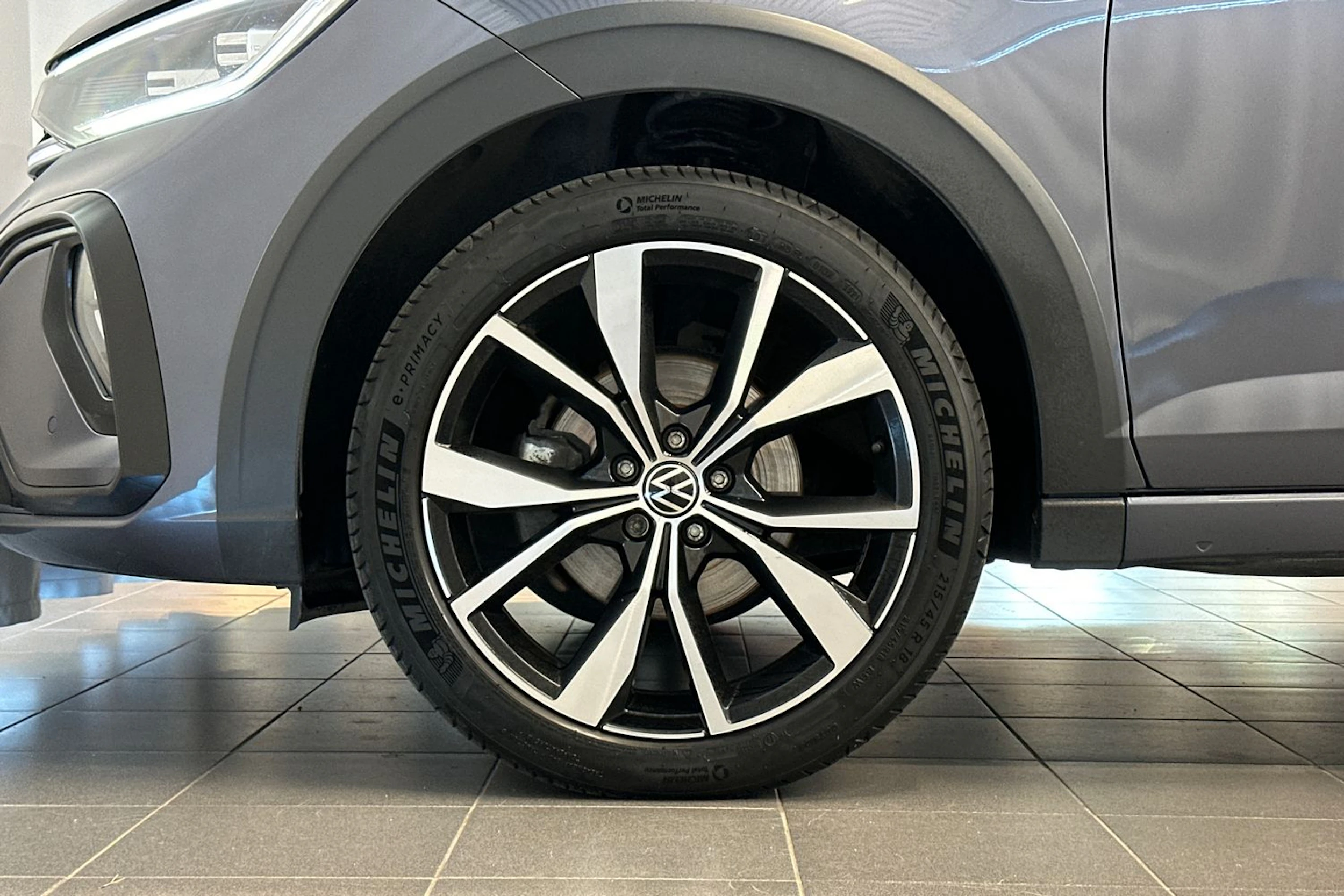 harmaa Volkswagen Taigo 2023 kuva 23.