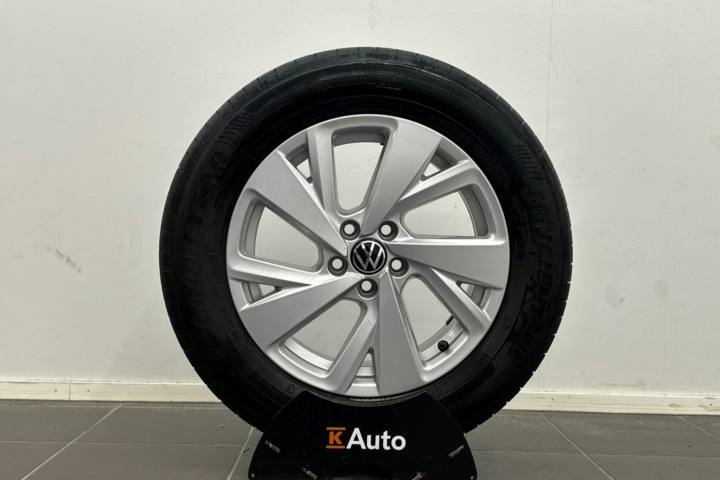 Harmaa Volkswagen Taigo 2023 kuva 13.