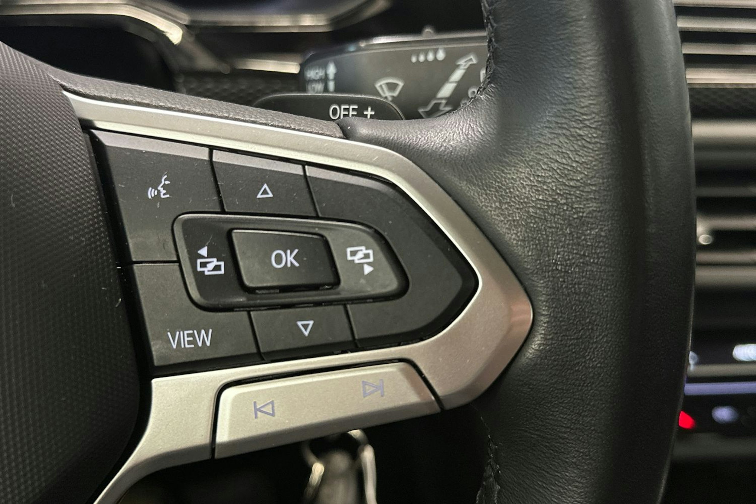 Harmaa Volkswagen Taigo 2023 kuva 18.