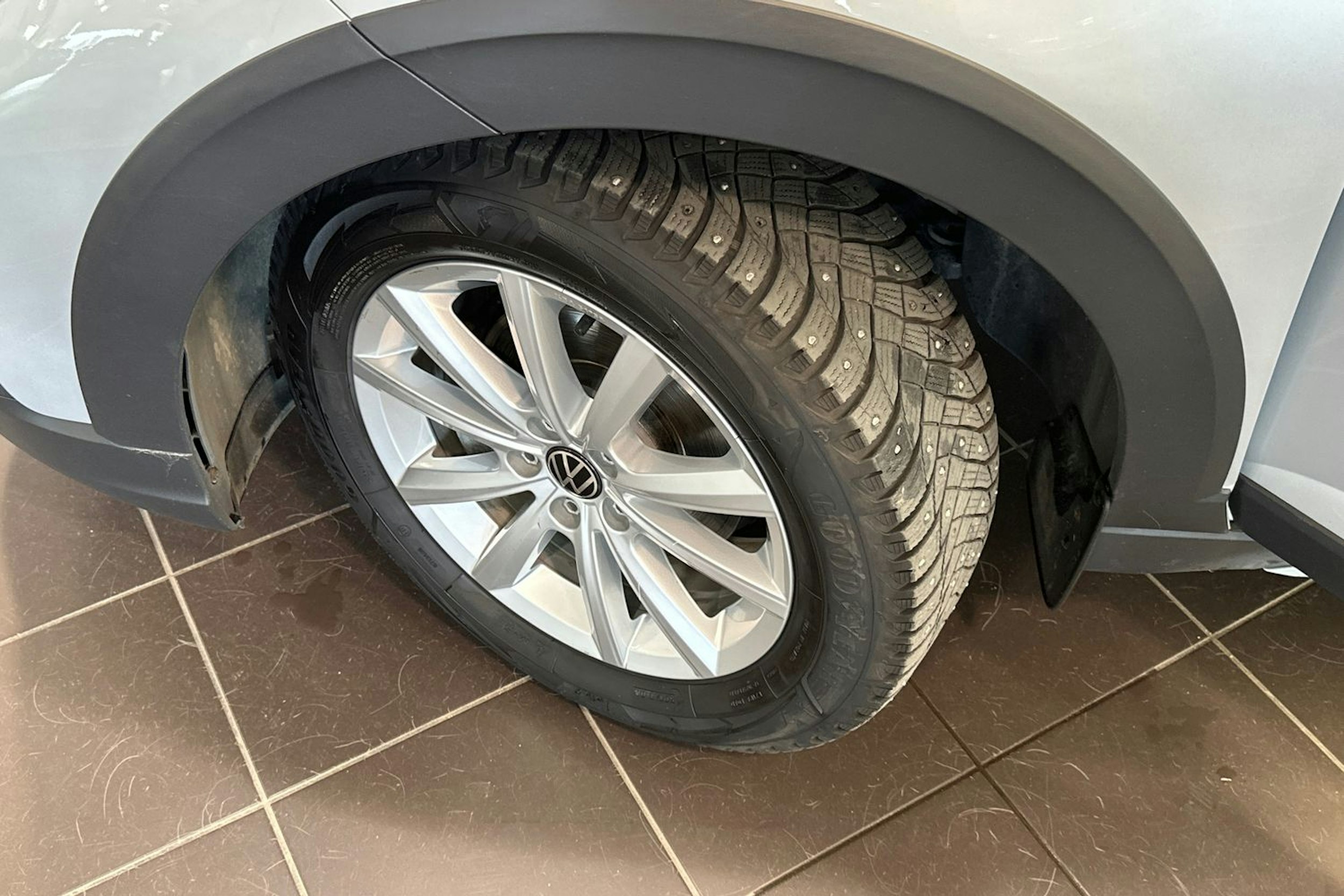 Harmaa Volkswagen Taigo 2023 kuva 24.