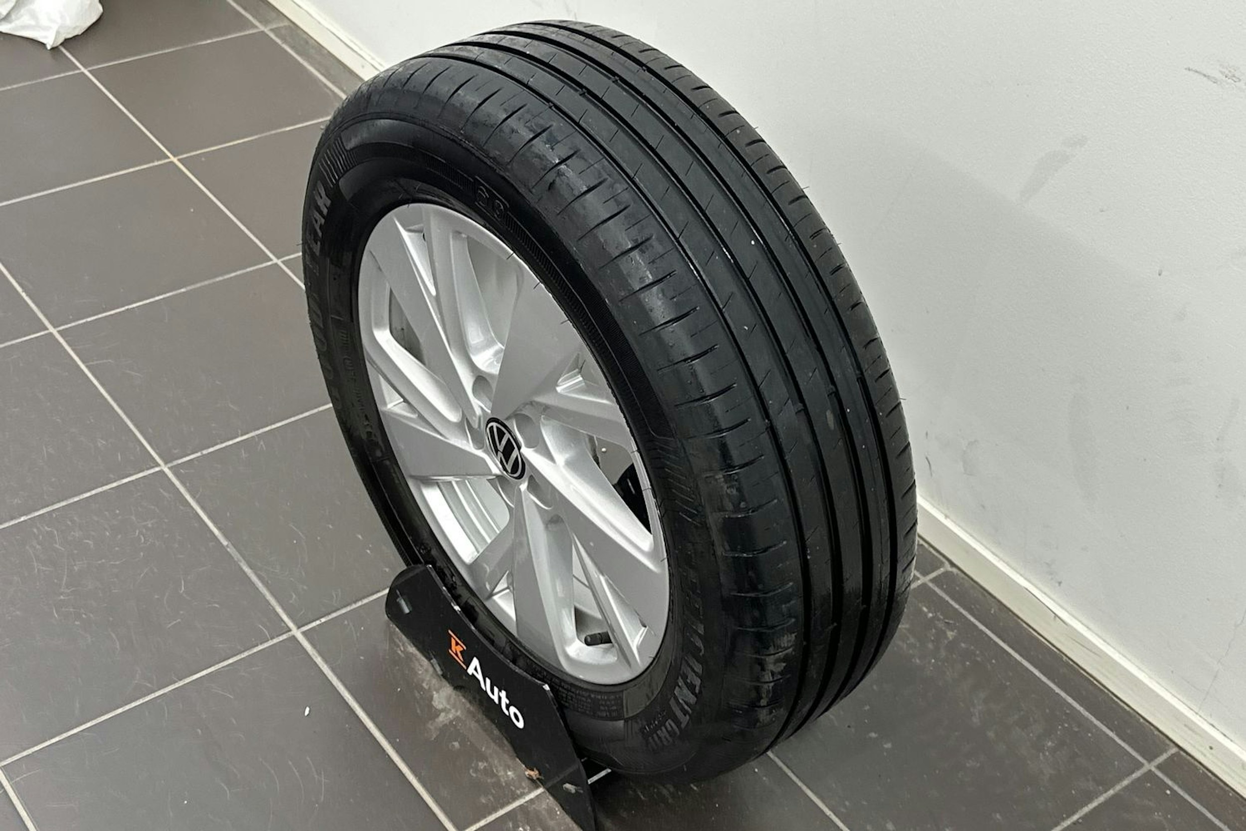 Harmaa Volkswagen Taigo 2023 kuva 25.