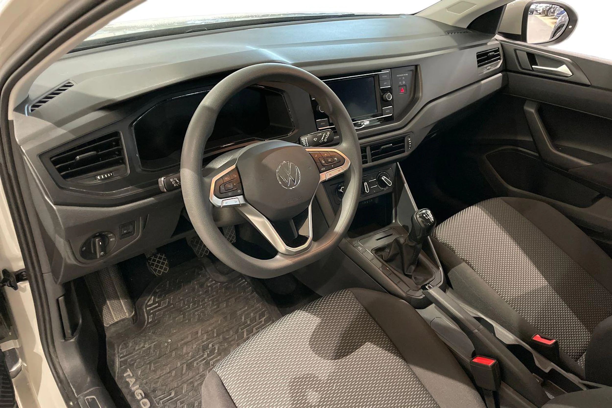harmaa Volkswagen Taigo 2024 kuva 3.