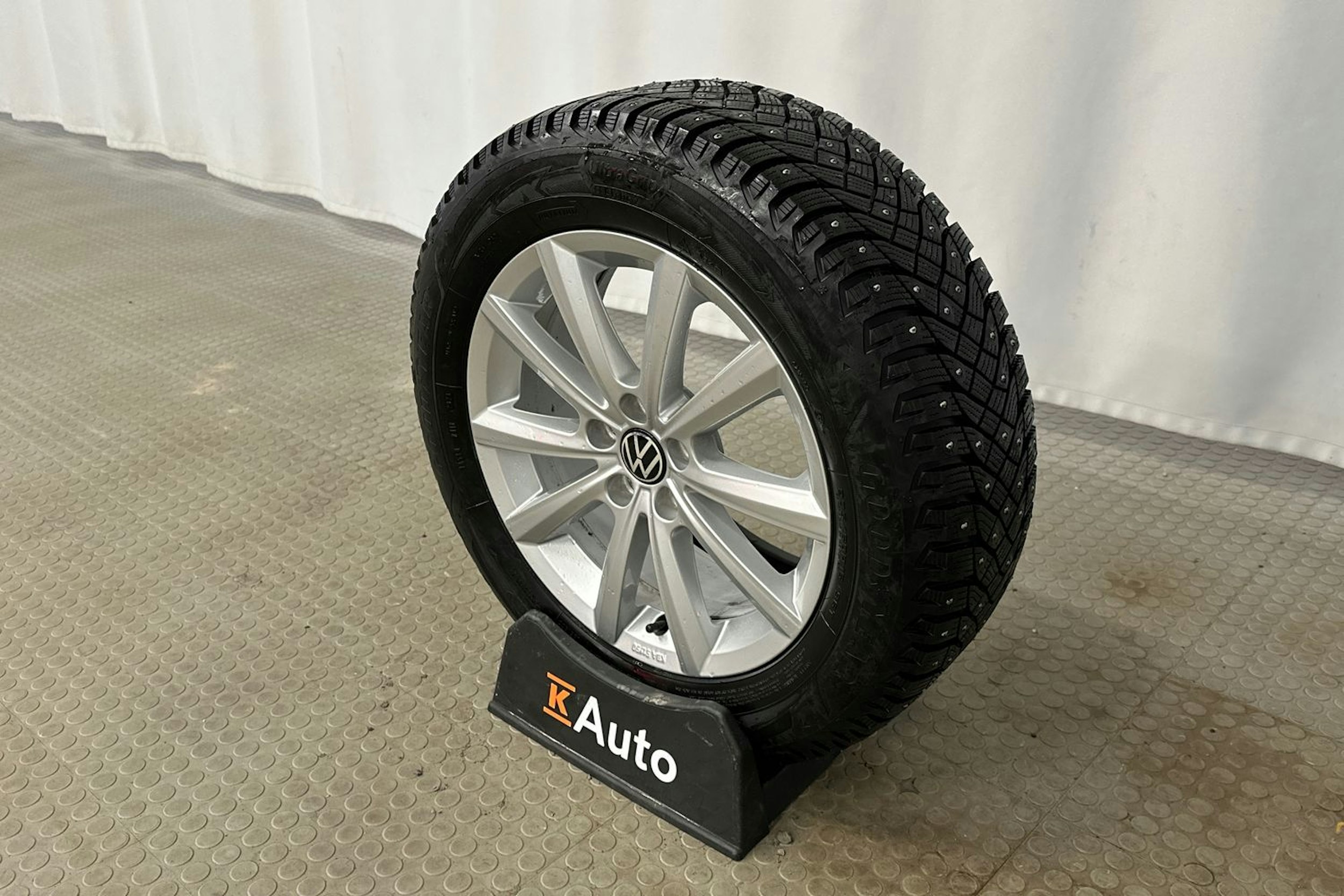 harmaa Volkswagen Taigo 2023 kuva 13.