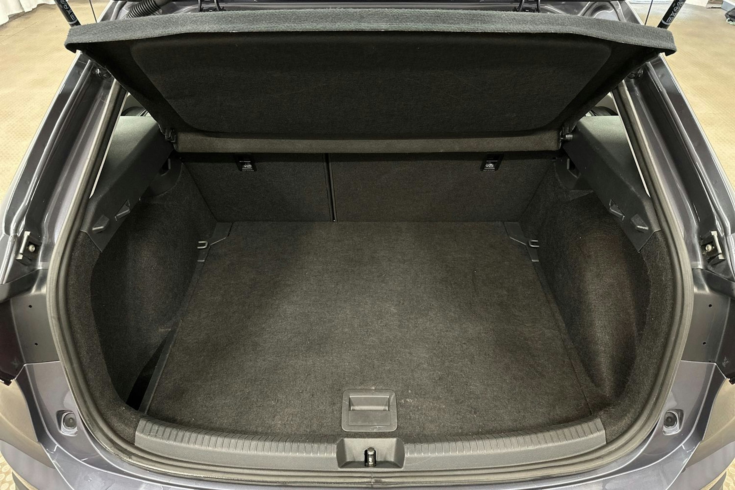 harmaa Volkswagen Taigo 2023 kuva 14.