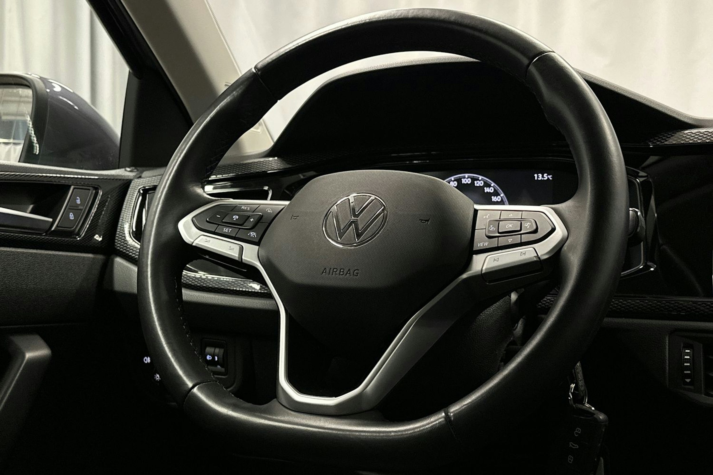 harmaa Volkswagen Taigo 2023 kuva 15.