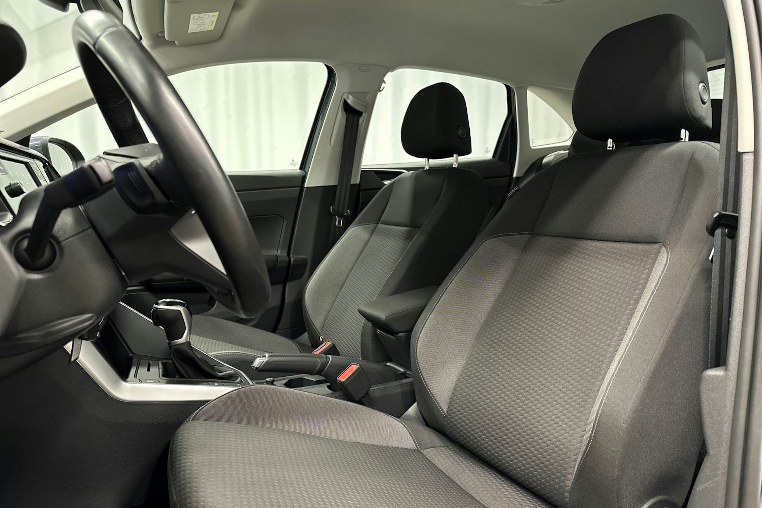 harmaa Volkswagen Taigo 2023 kuva 16.