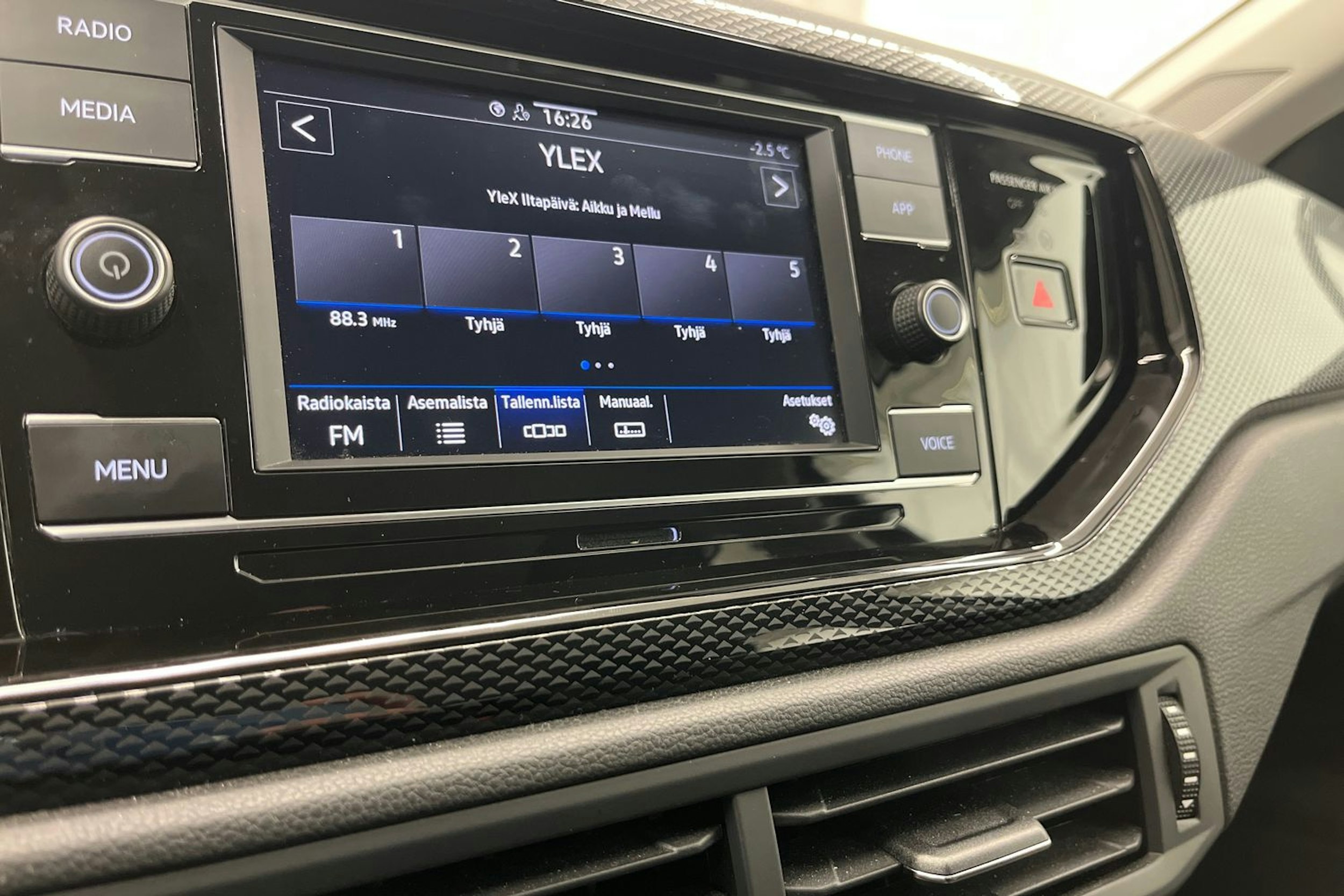 musta Volkswagen Taigo 2023 kuva 15.