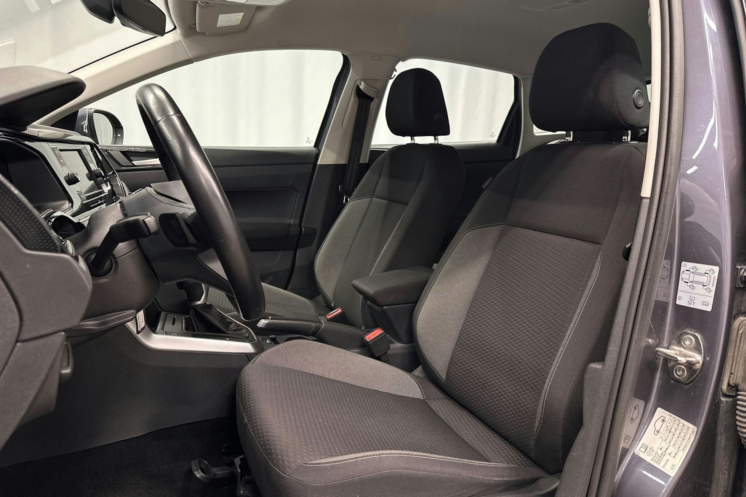 harmaa Volkswagen Taigo 2023 kuva 12.