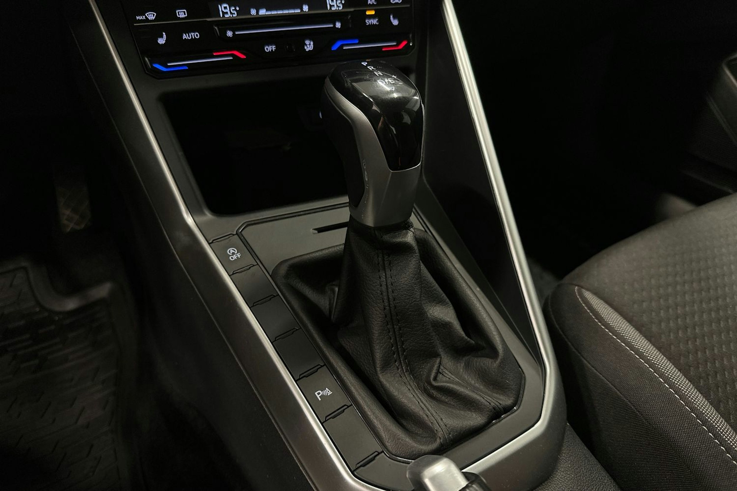 harmaa Volkswagen Taigo 2023 kuva 17.