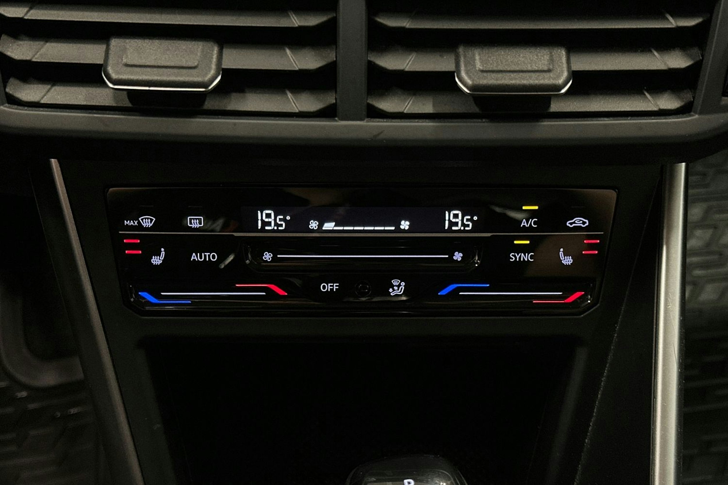 harmaa Volkswagen Taigo 2023 kuva 18.