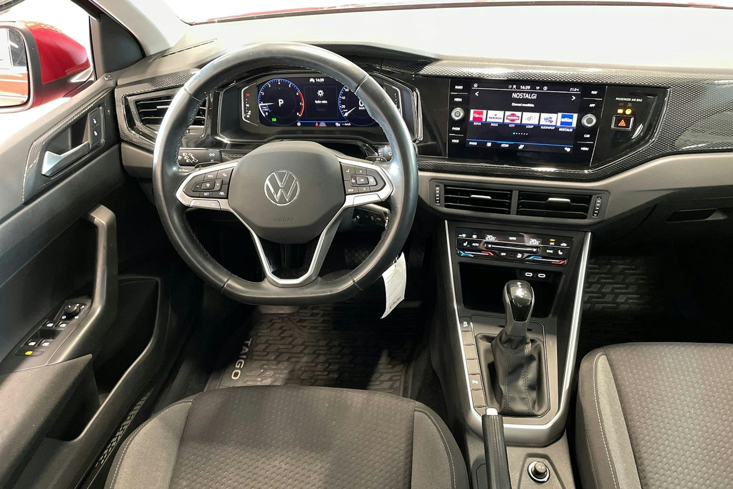 punainen Volkswagen Taigo 2023 kuva 9.