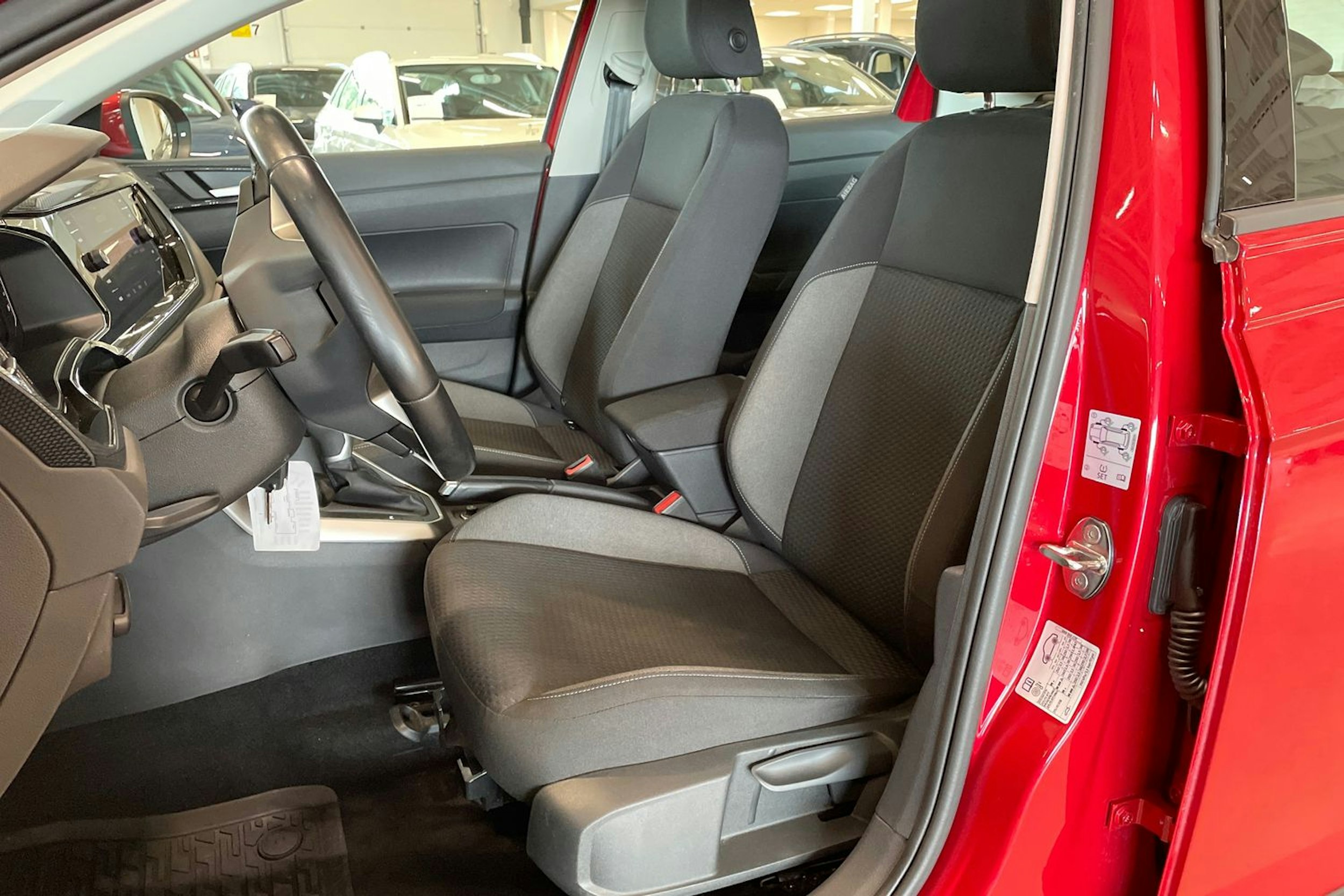 punainen Volkswagen Taigo 2023 kuva 14.