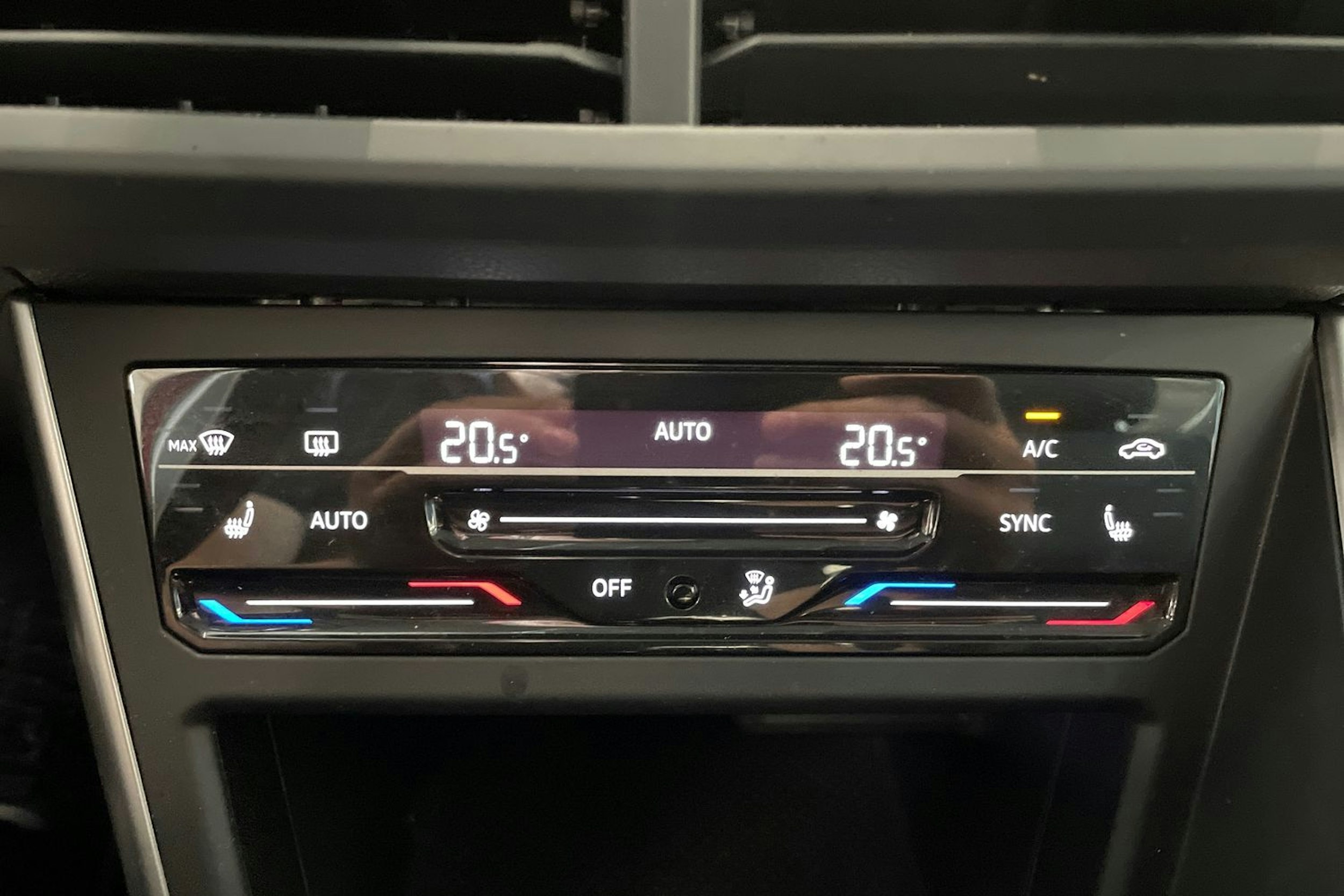 punainen Volkswagen Taigo 2023 kuva 26.