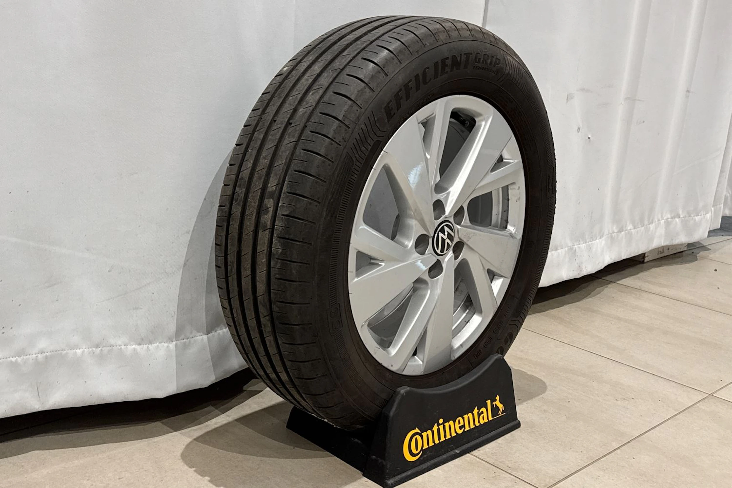 harmaa Volkswagen Taigo 2023 kuva 11.