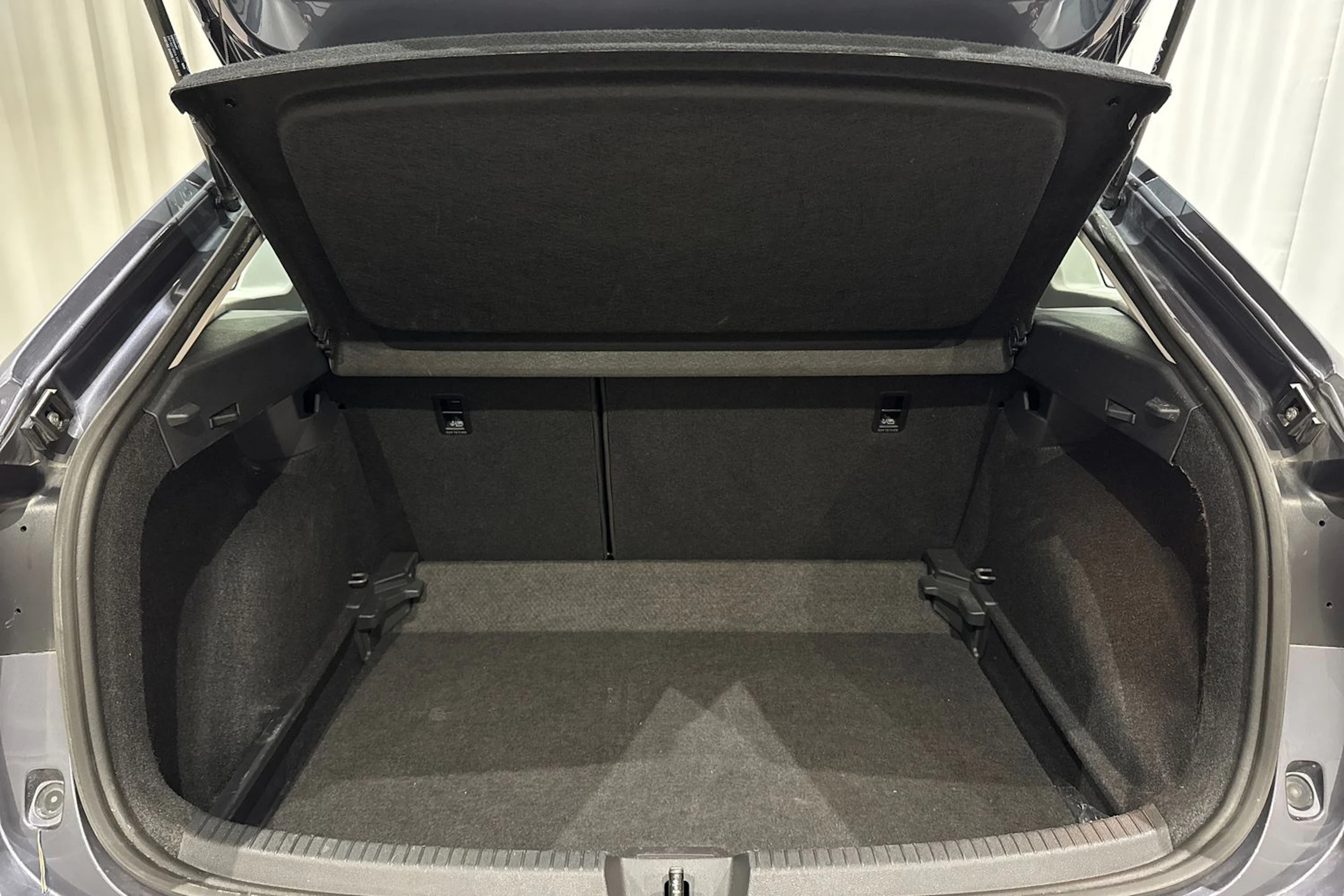 harmaa Volkswagen Taigo 2023 kuva 12.