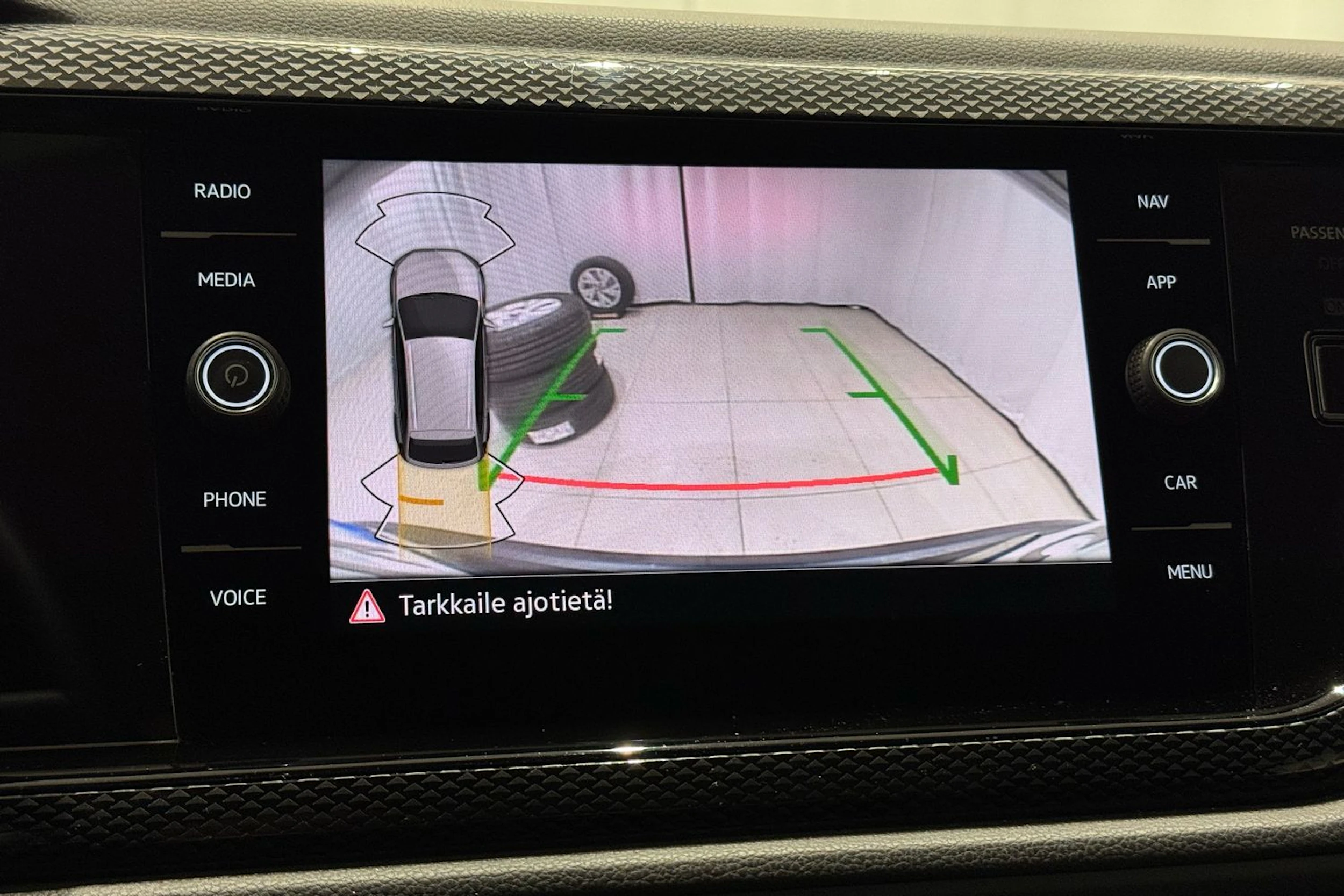 harmaa Volkswagen Taigo 2023 kuva 18.