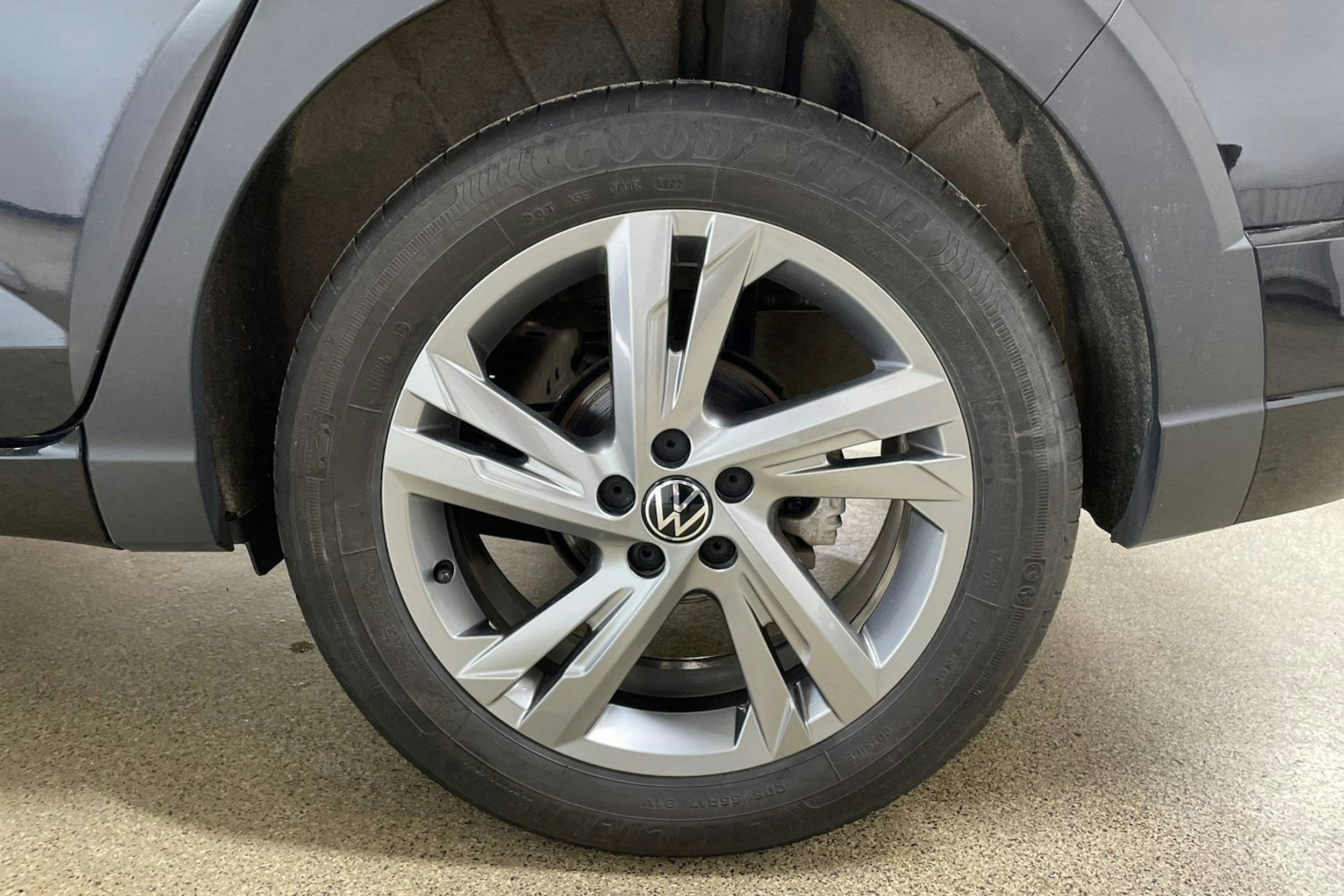 musta Volkswagen Taigo 2023 kuva 13.